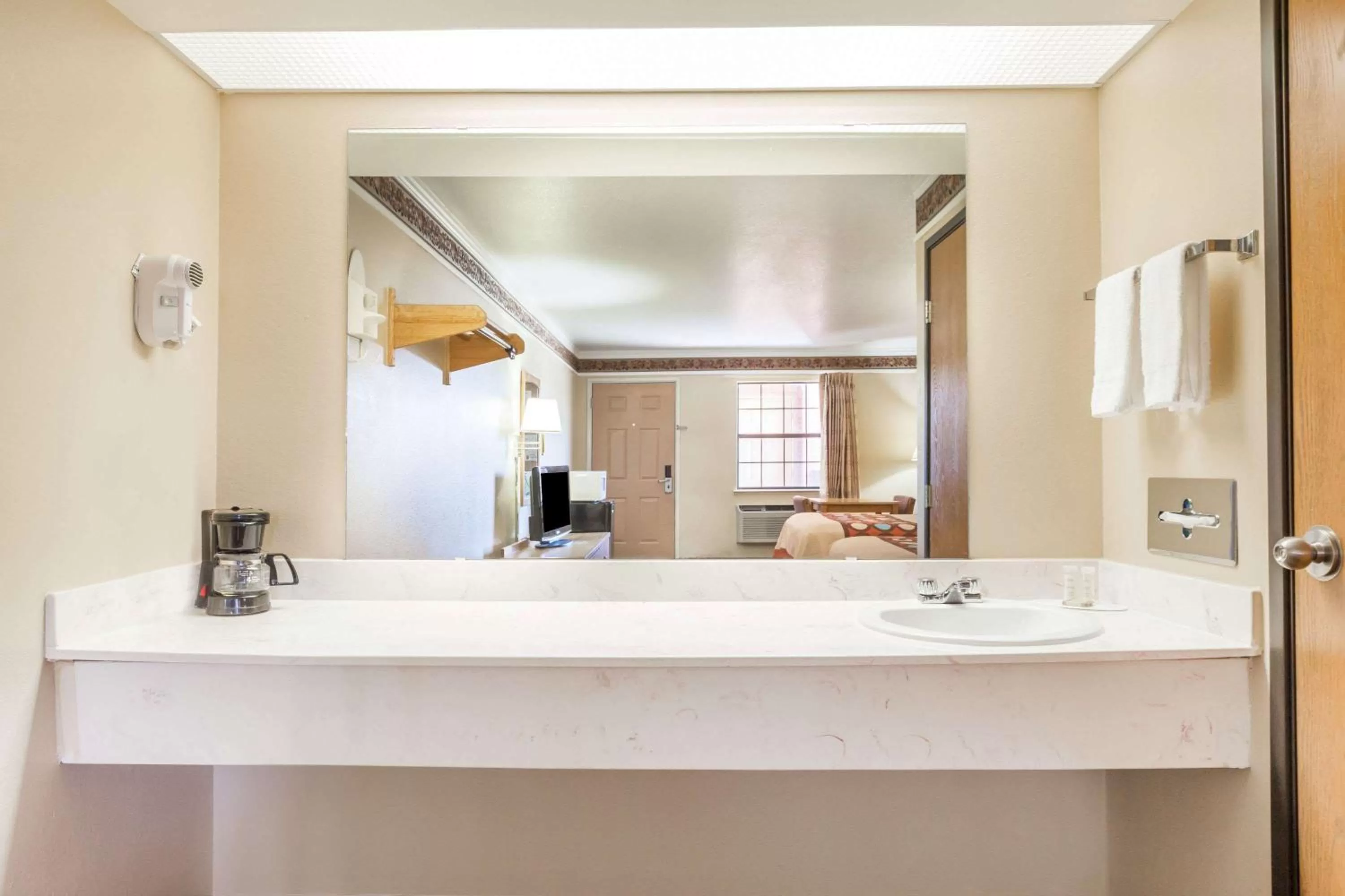 Photo of the whole room in Super 8 by Wyndham Mount Vernon