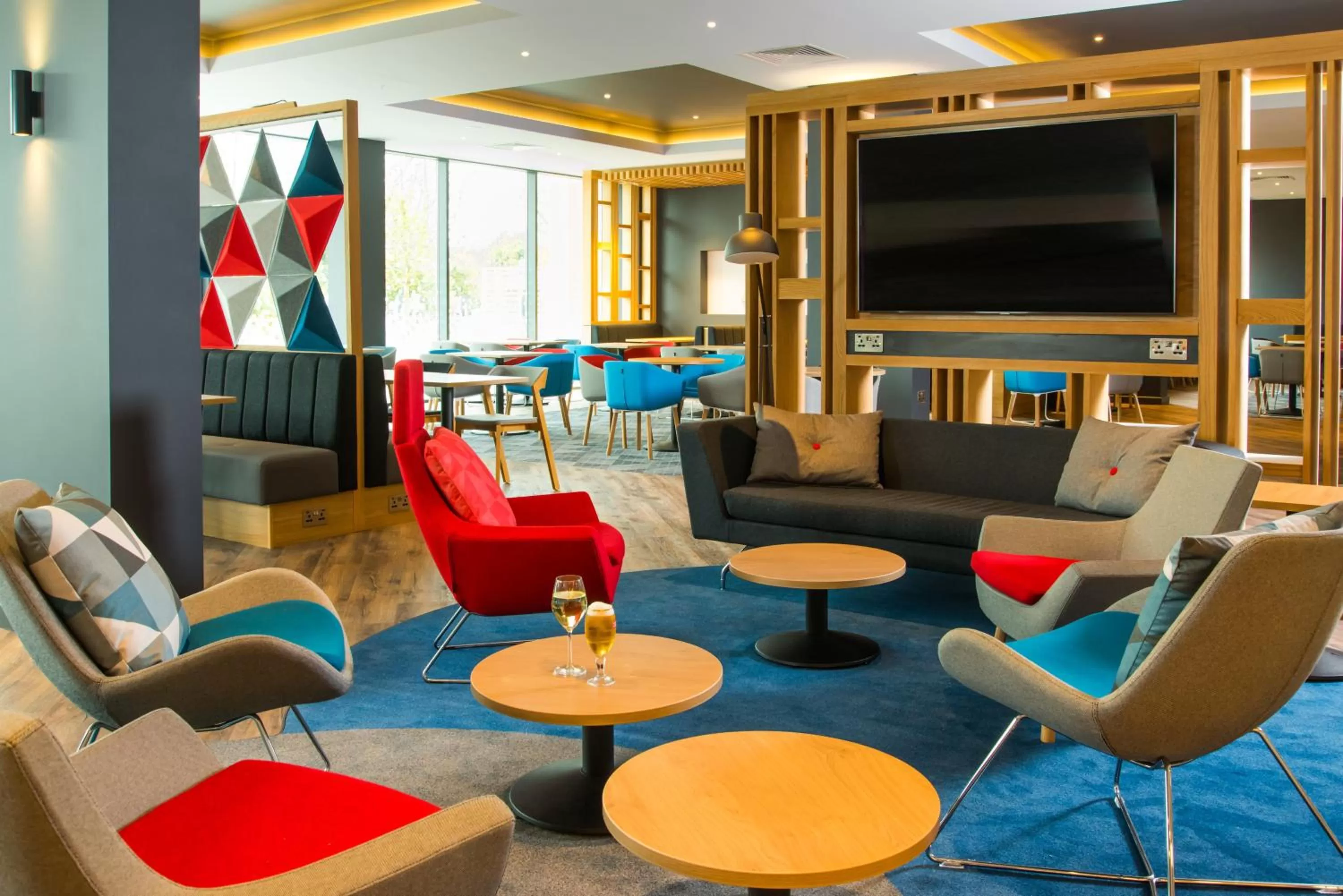 Lounge or bar in Holiday Inn Express - Bicester, an IHG Hotel