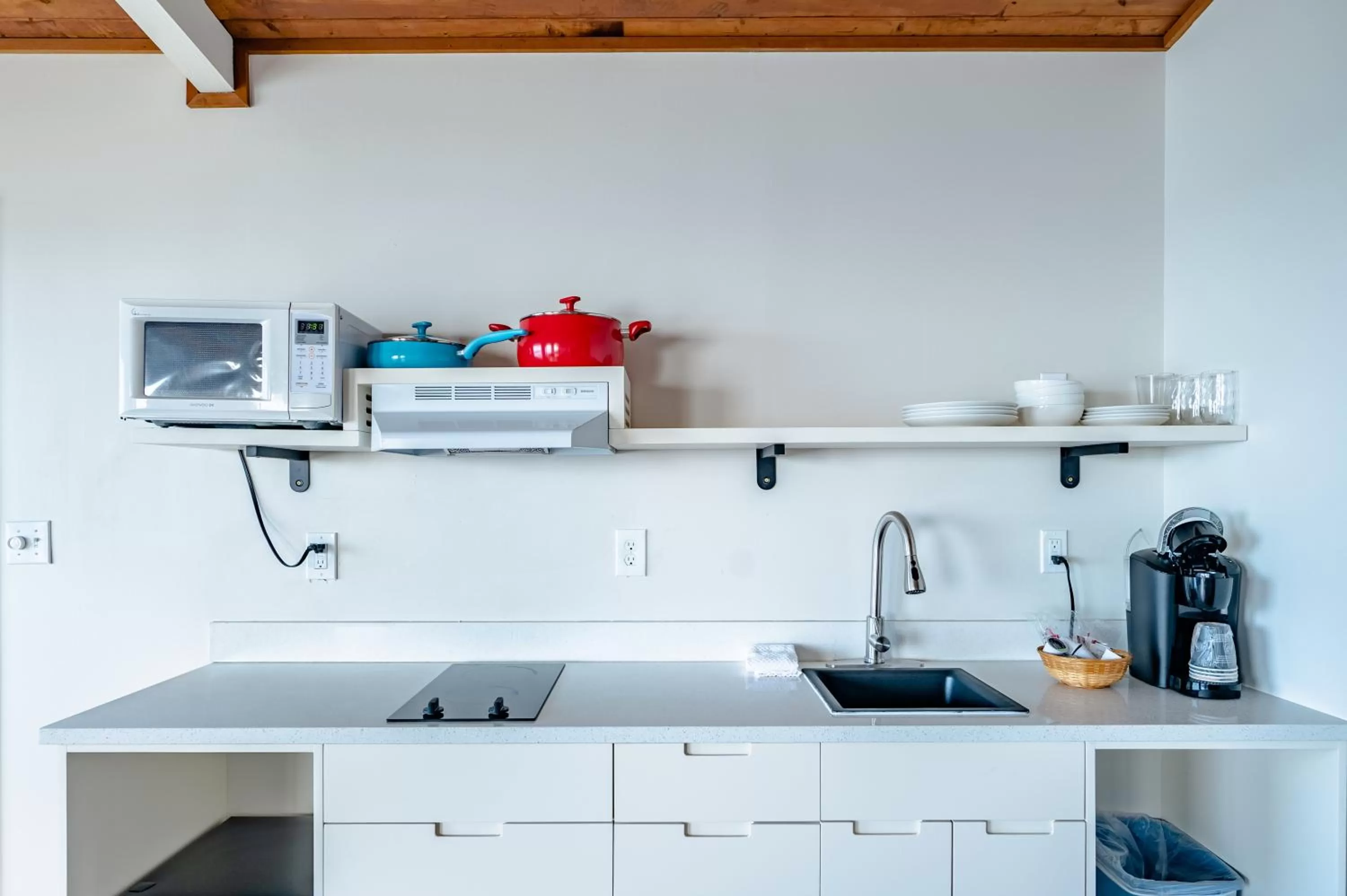 Kitchen or kitchenette in Seagull Beachfront Inn
