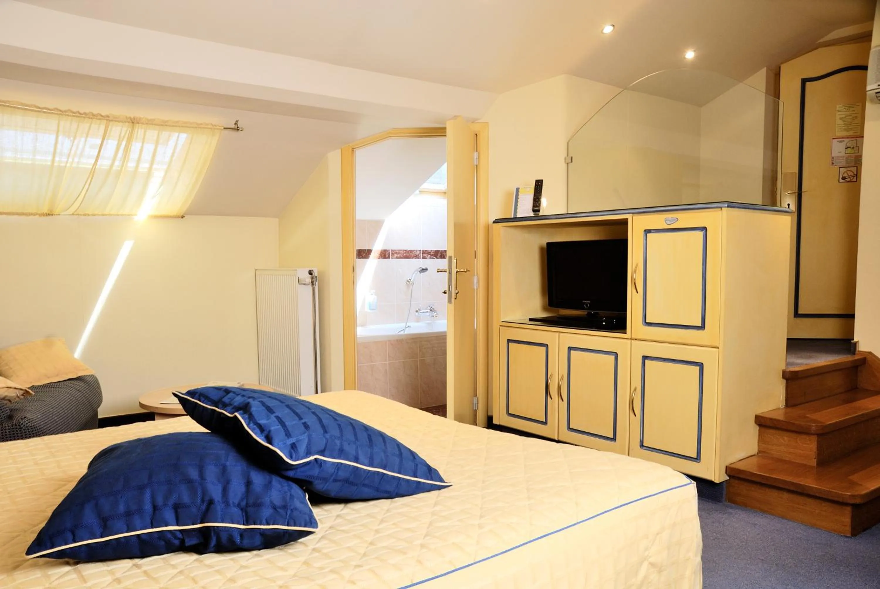 Photo of the whole room, Bed in Les Reflets Jaunes