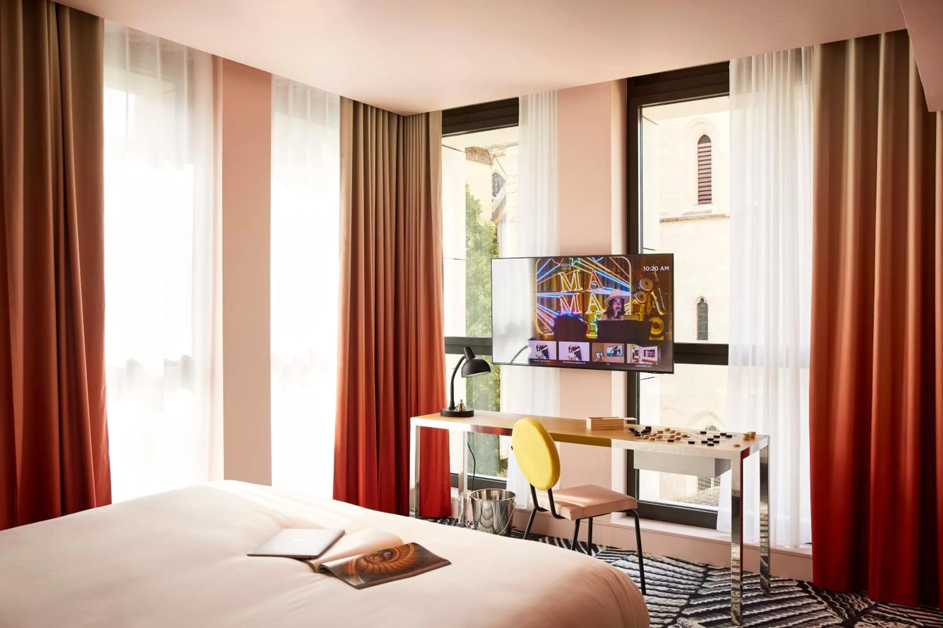 Bed in Mama Shelter Dijon