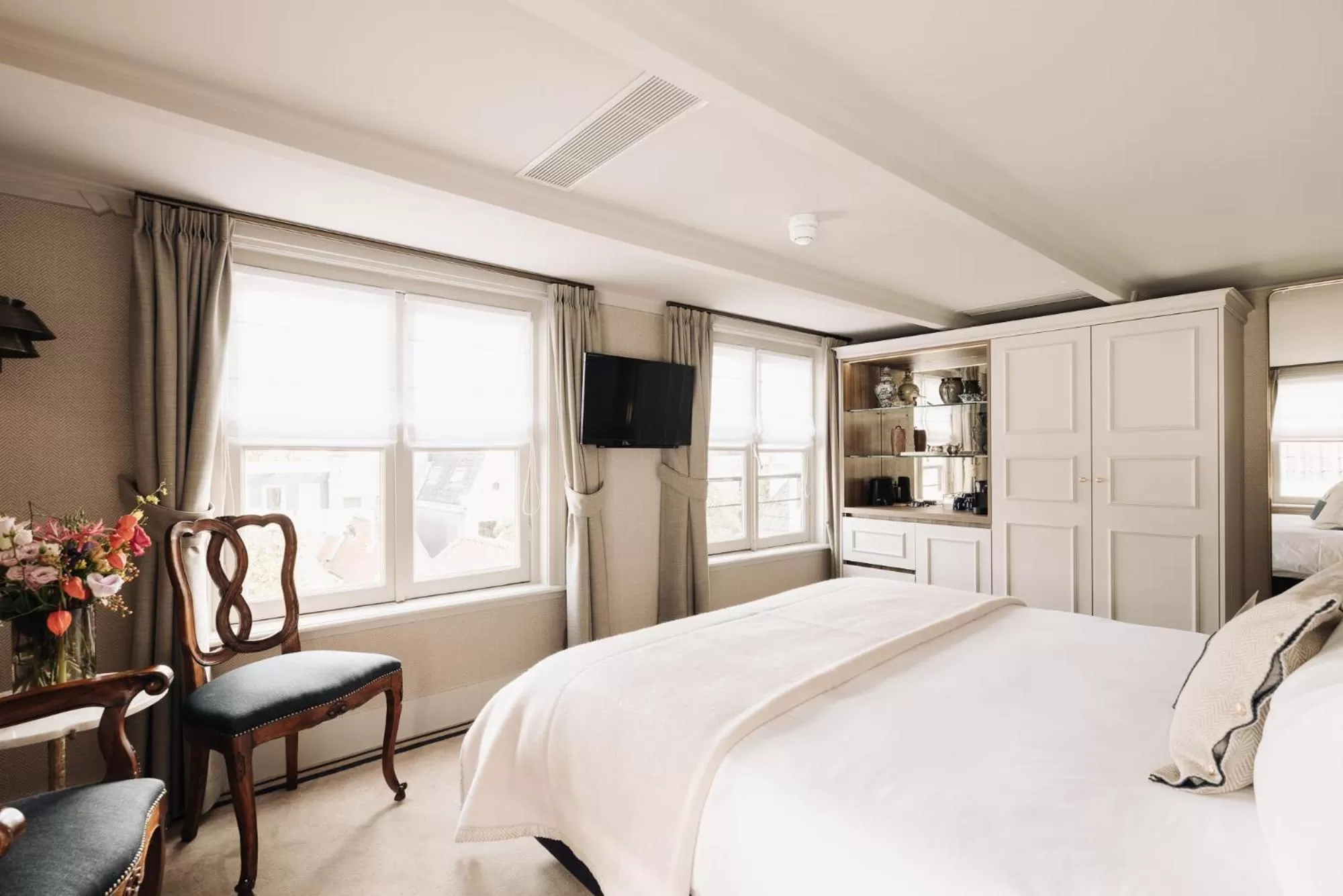 Bedroom, Bed in Hotel 717