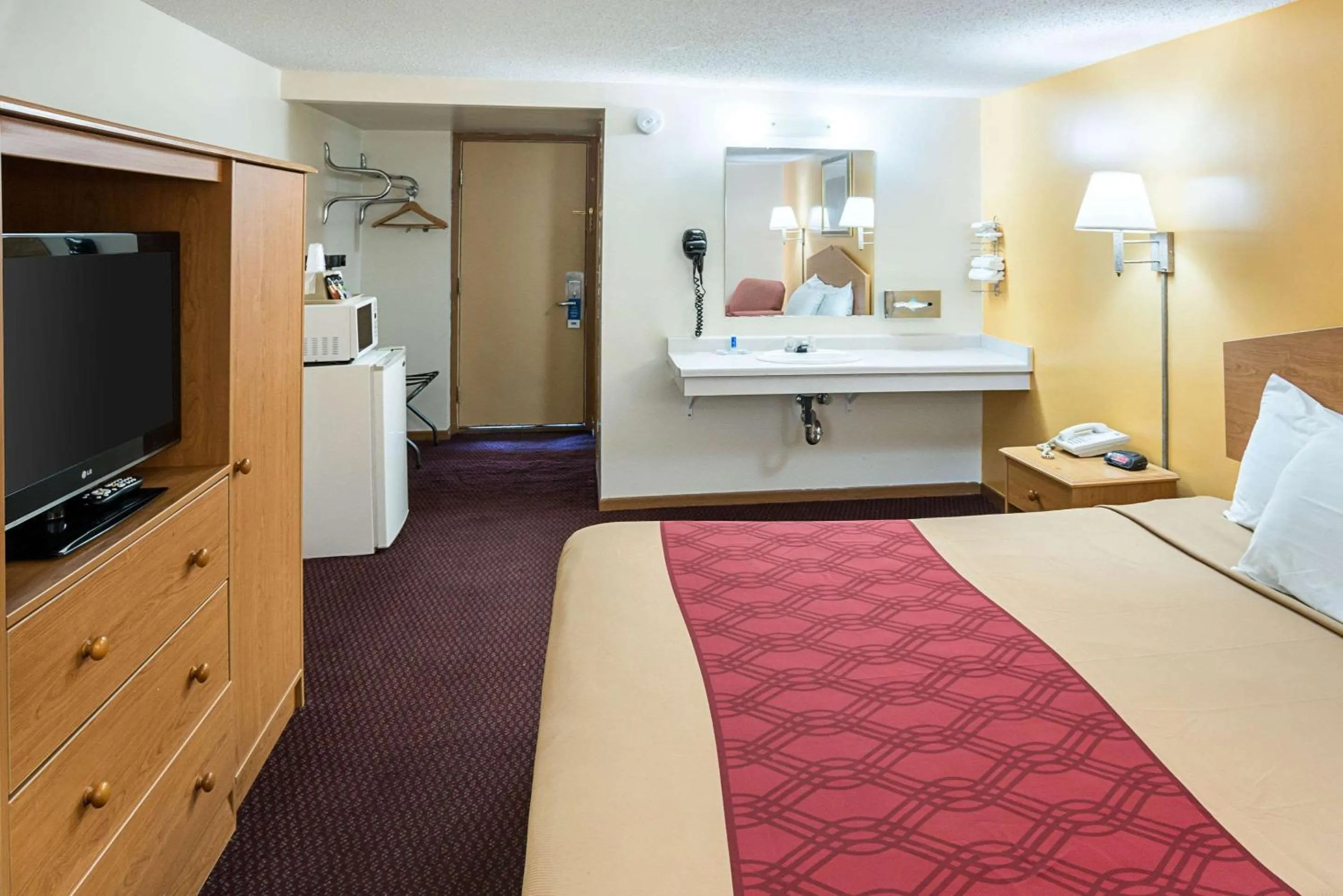 Photo of the whole room, Bed in Rodeway Inn & Suites Austin I-90