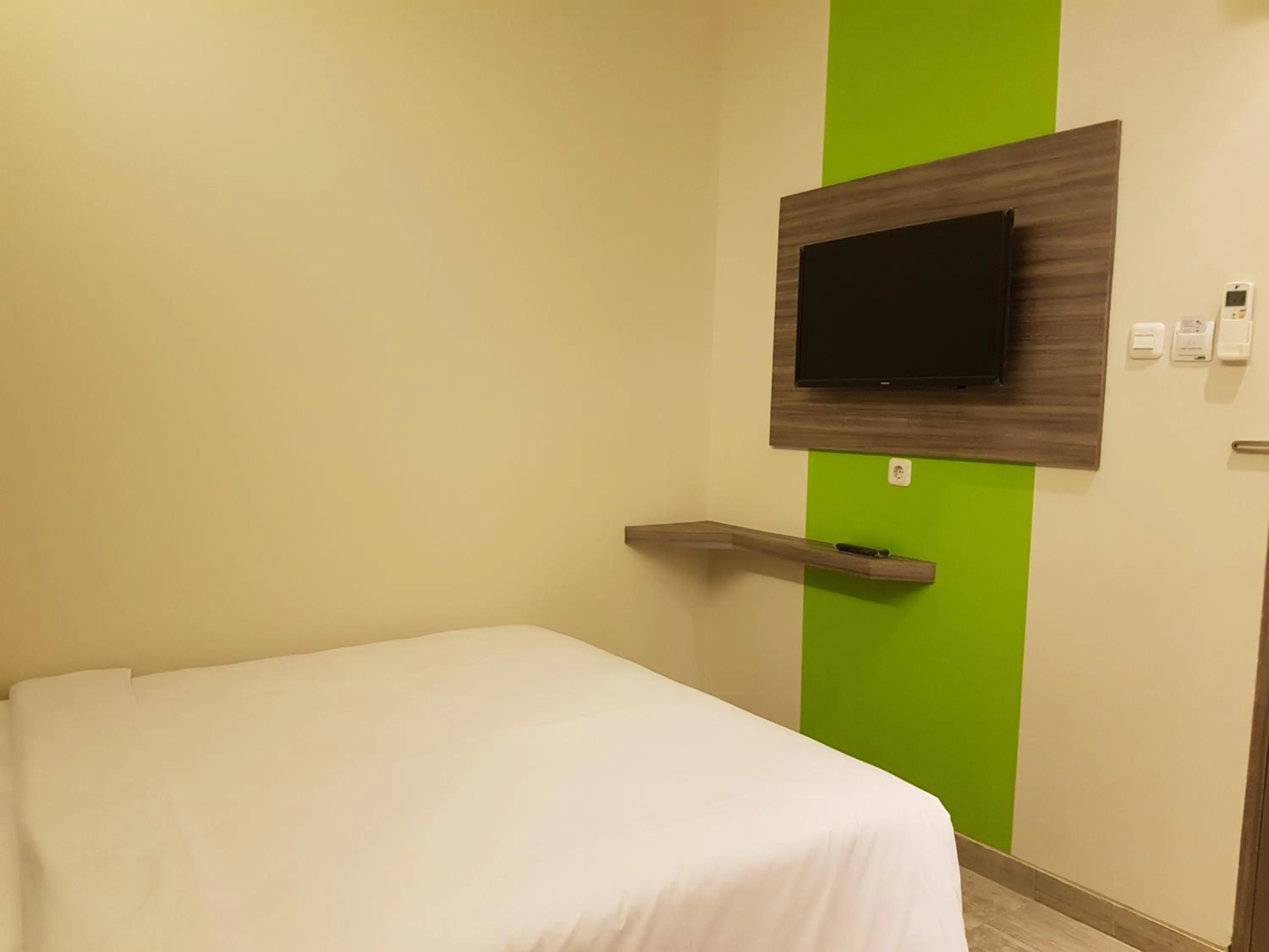 TV and multimedia, Bed in Bold Hotel Jakarta
