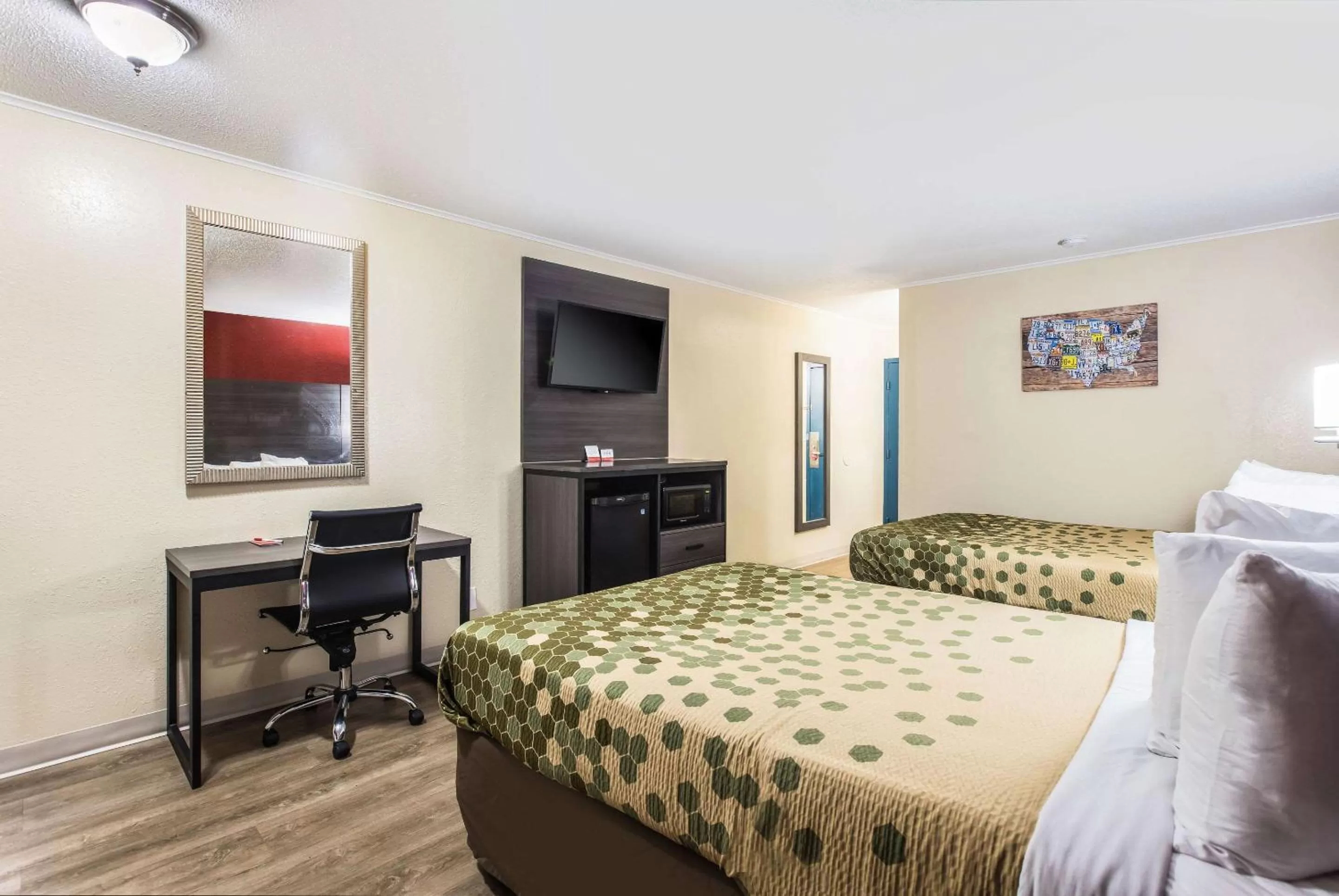 Photo of the whole room, Bed in Econo Lodge Garden City - Savannah