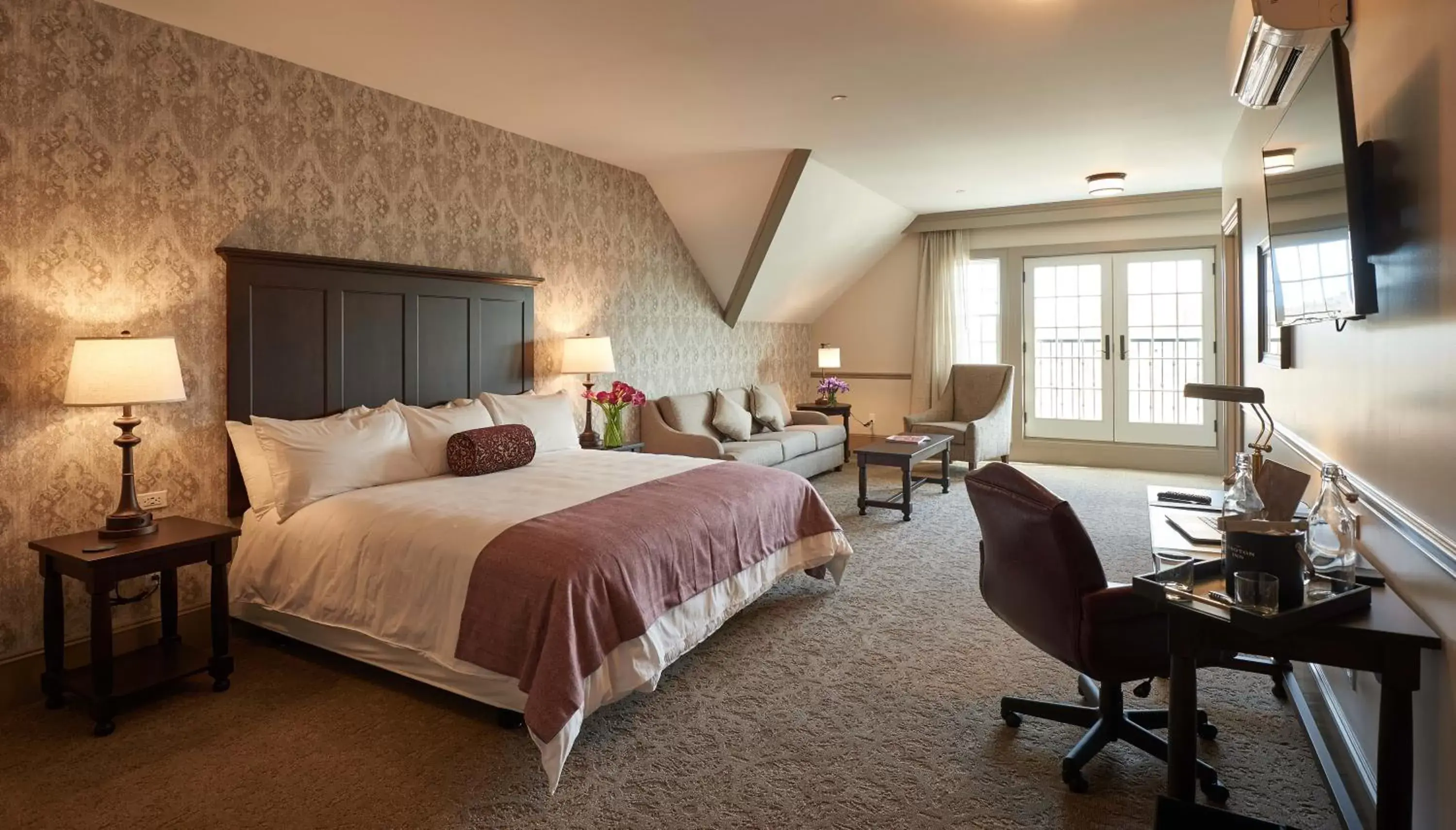 King Room in The Groton Inn King Room in The Groton Inn