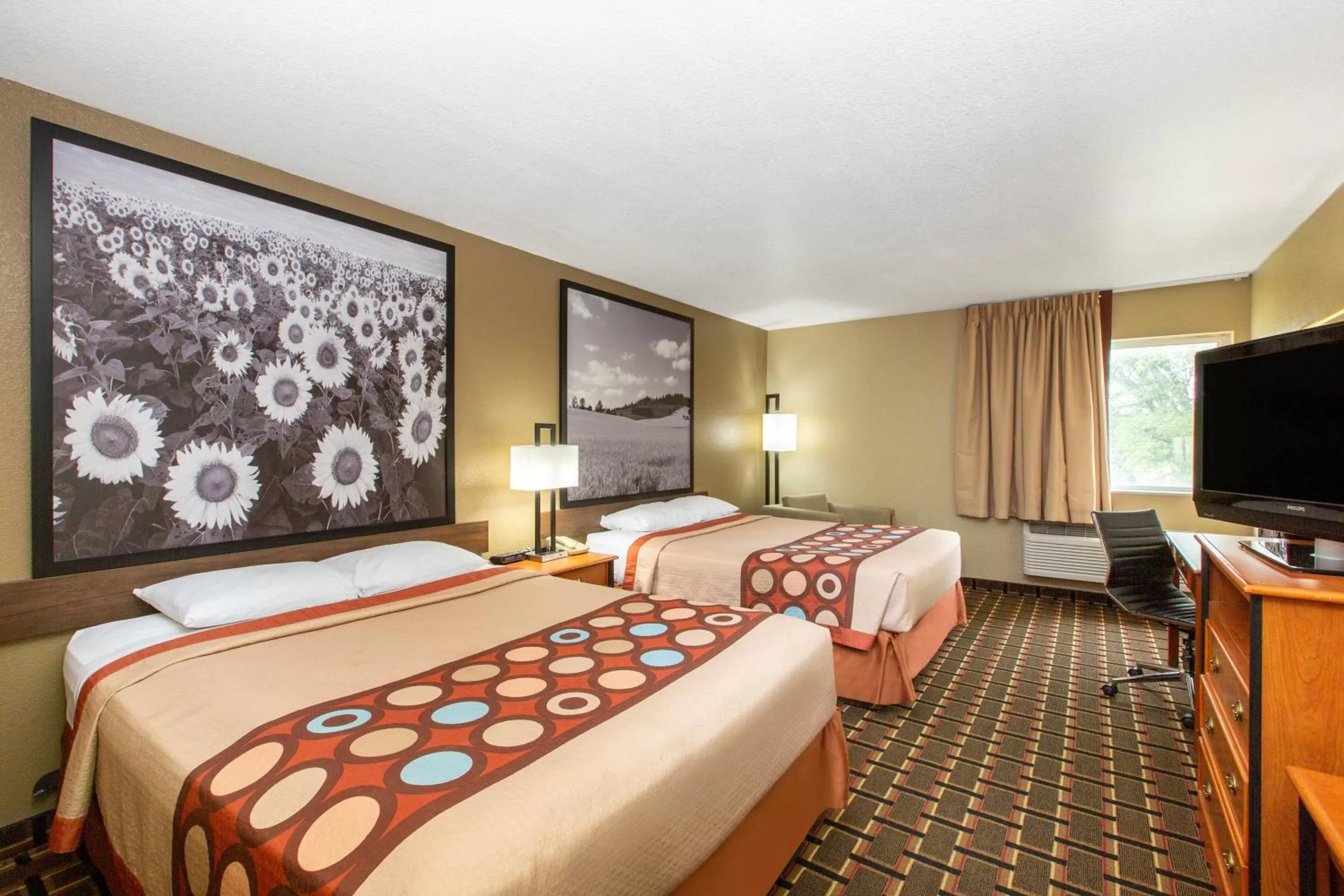 Bedroom, Bed in Super 8 by Wyndham Ottawa