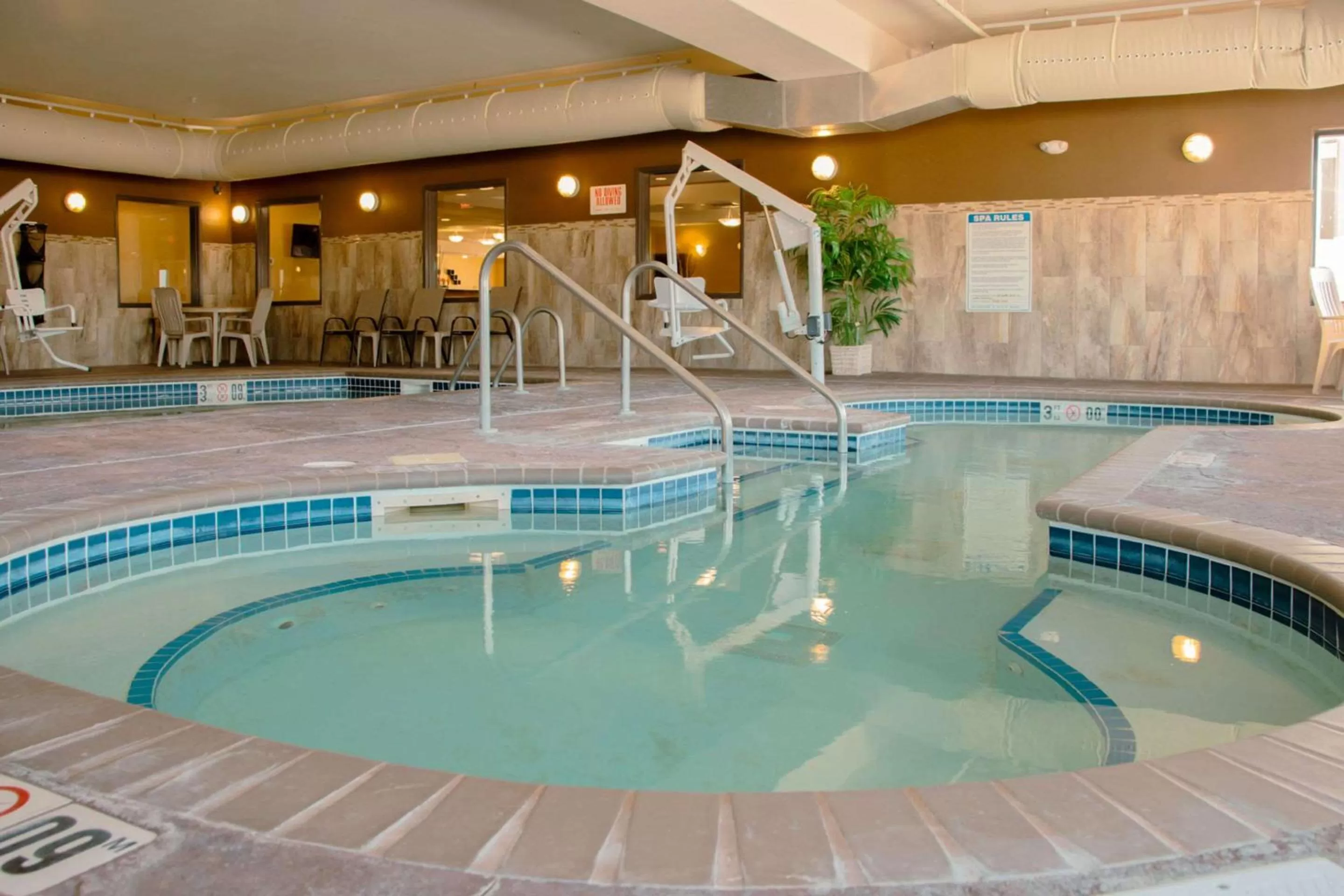 Swimming pool in Grand Forks Lodge and Suites