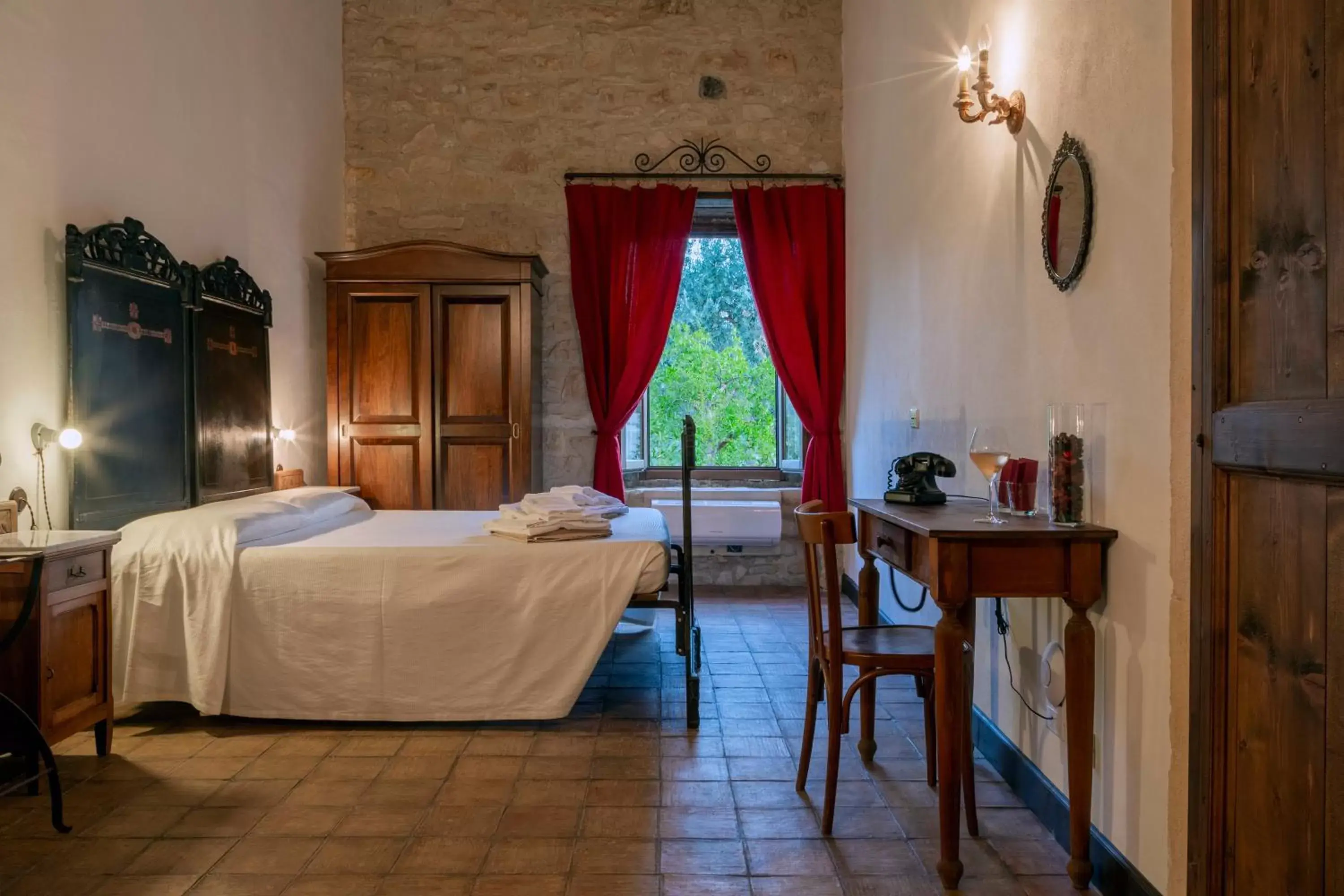 Classic Triple Room in Masseria Fortificata Lo Zafferaneto Classic Triple Room in Masseria Fortificata Lo Zafferaneto