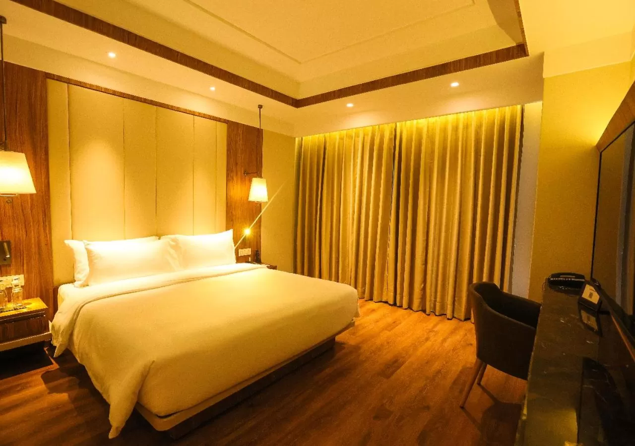 Bedroom, Bed in Radisson Bhopal