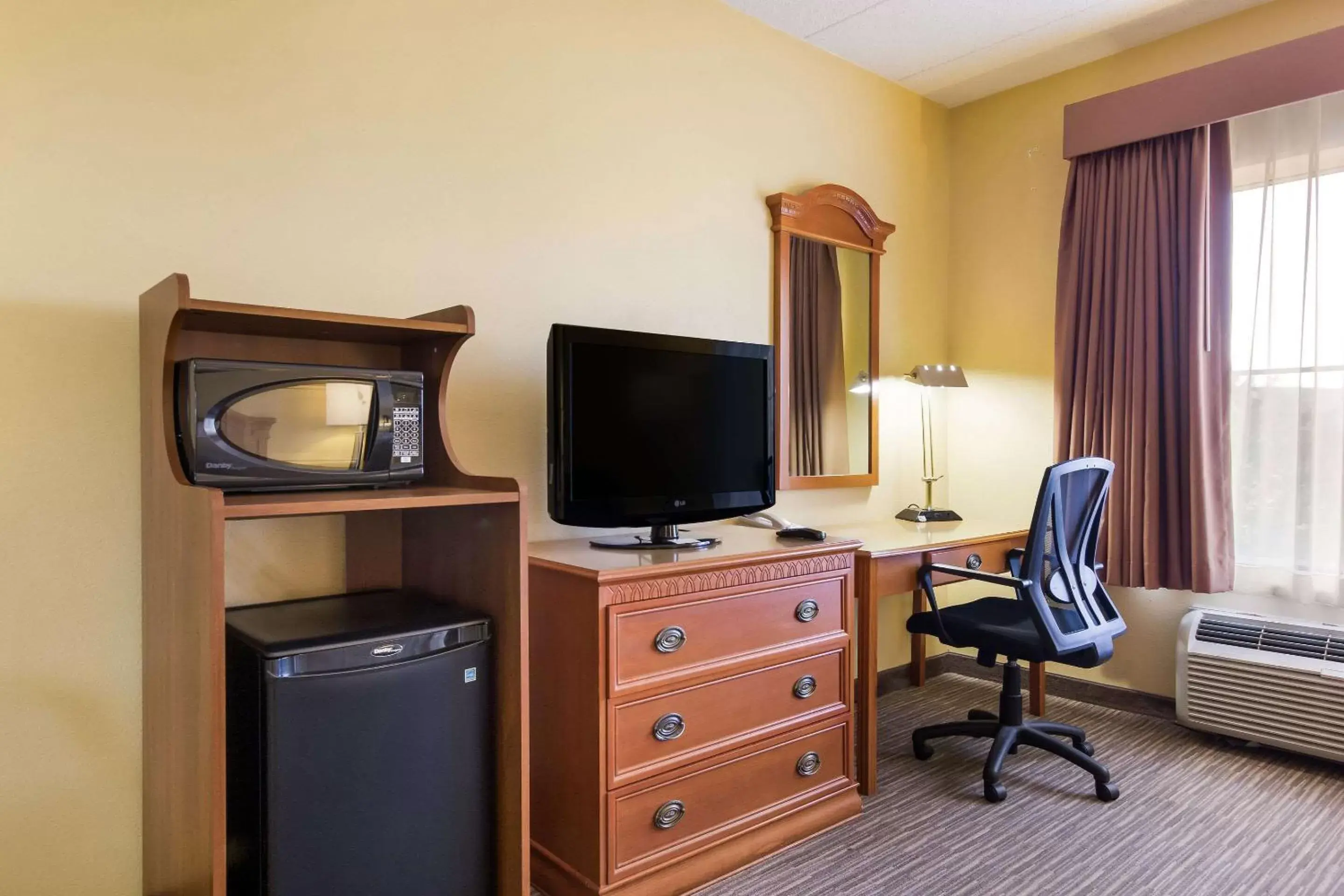 Deluxe King Room in Quality Inn & Suites CVG Airport Deluxe King Room in Quality Inn & Suites CVG Airport