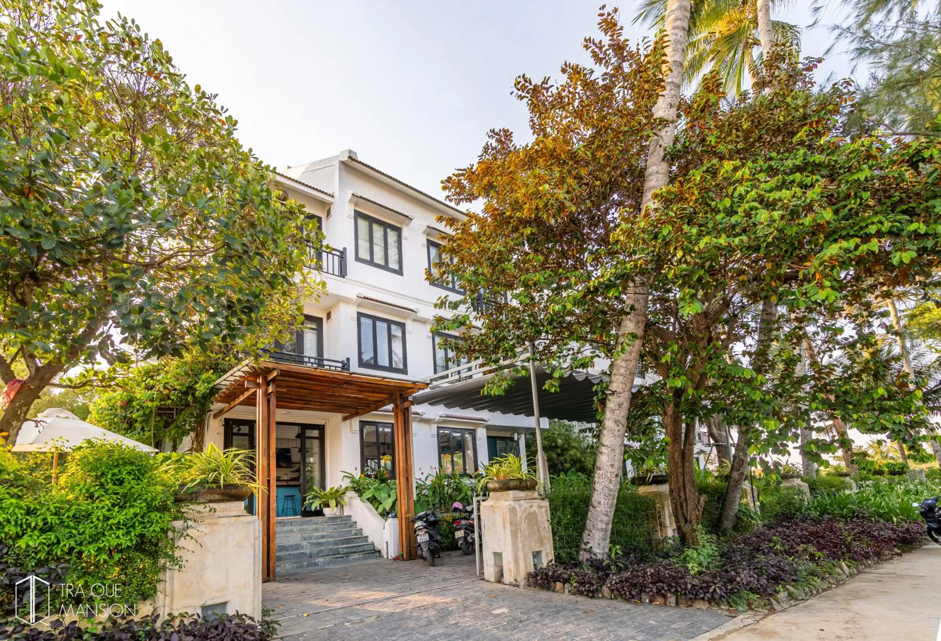 Day, Property Building in Tra Que Mansion