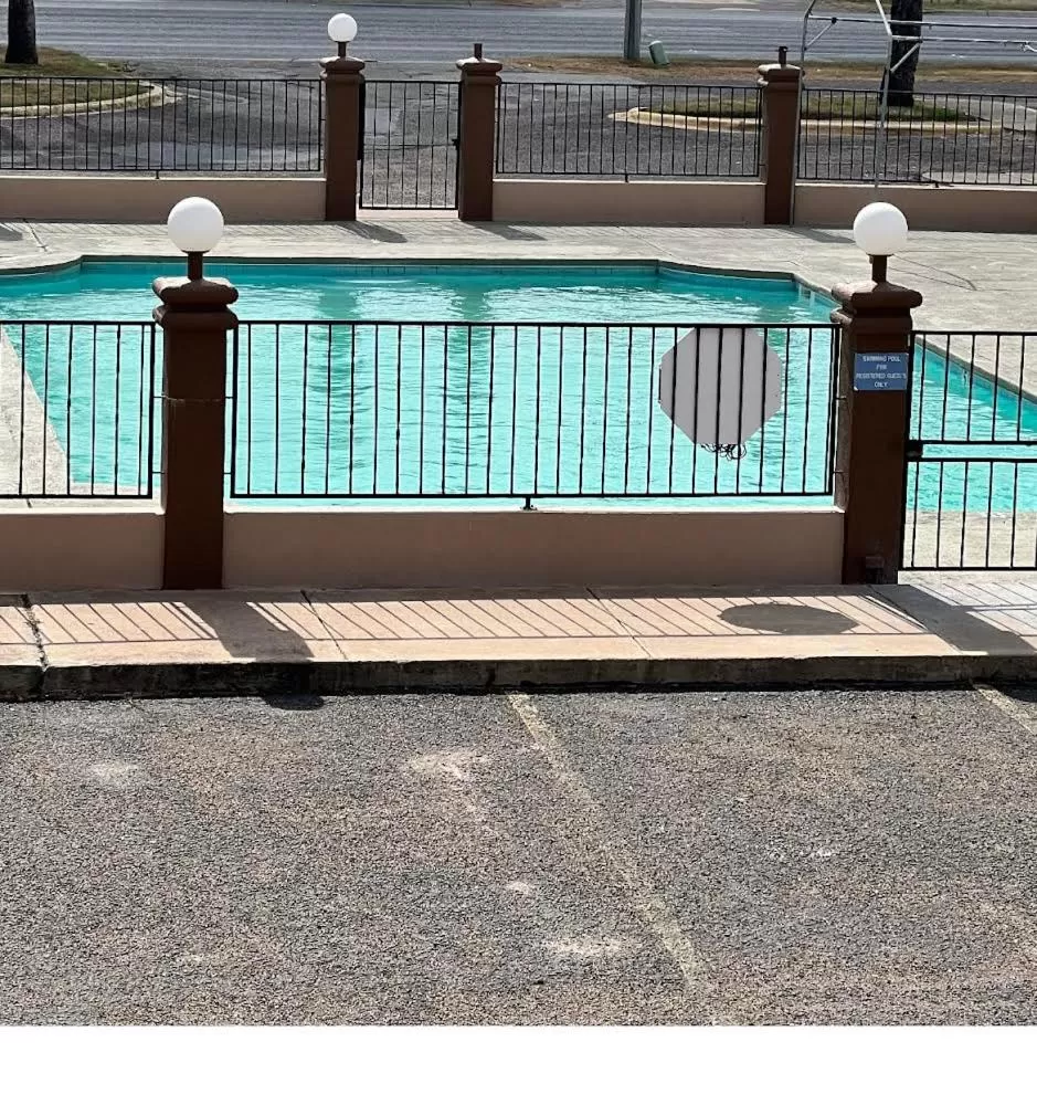 Swimming pool in Executive Inn Mercedes Weslaco