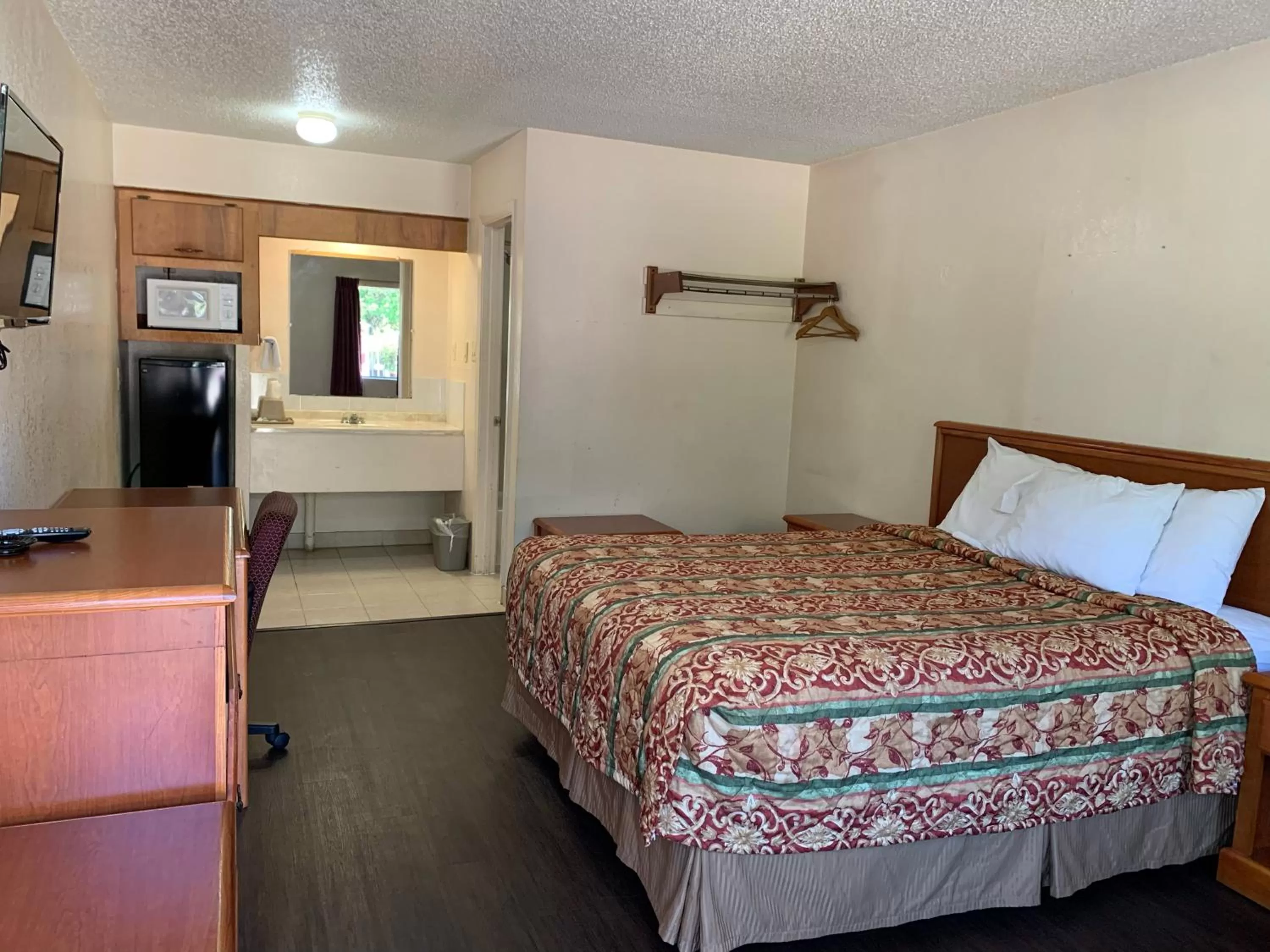 Bed in Regency Inn Jewett