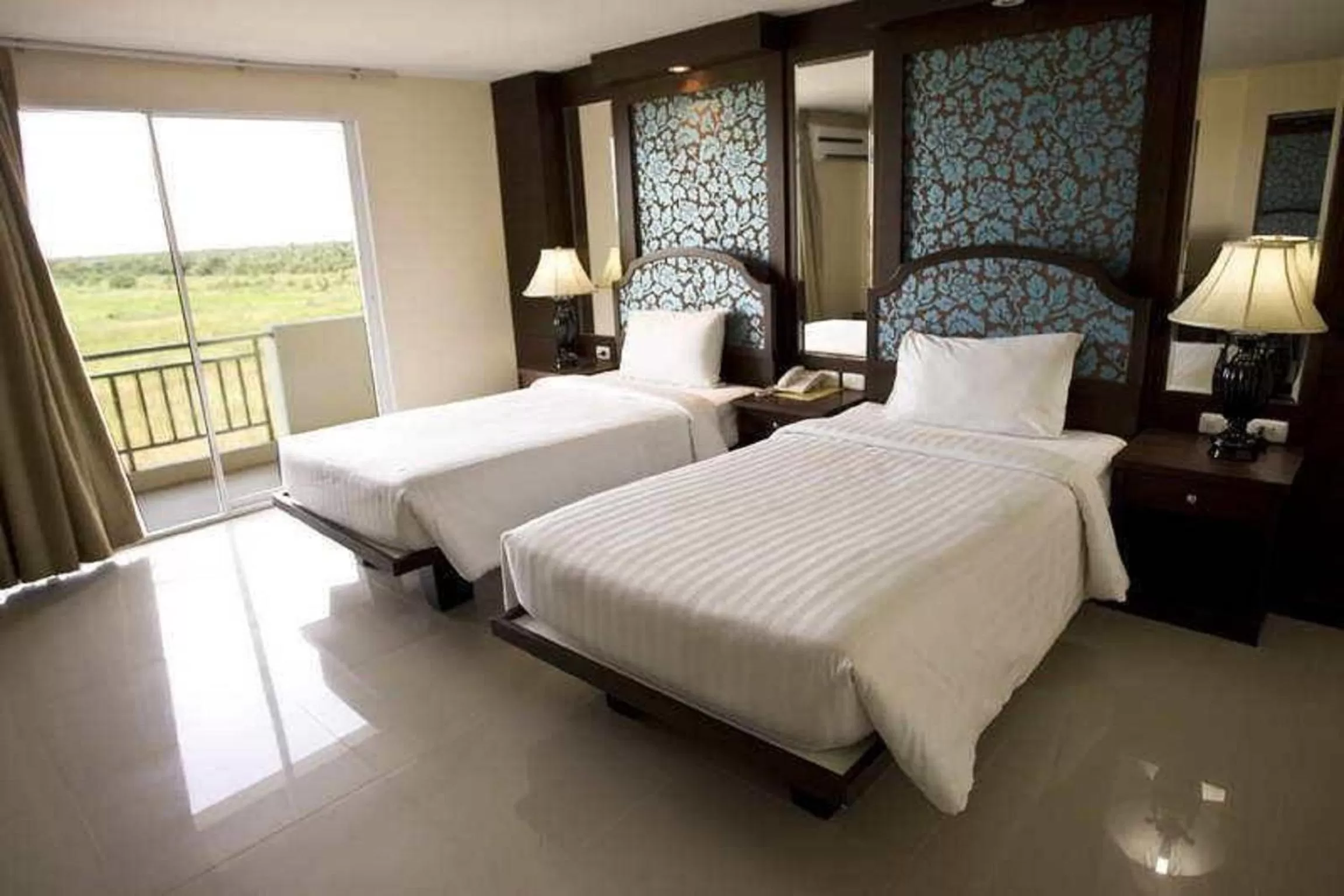 Bed in Convenient Grand Hotel