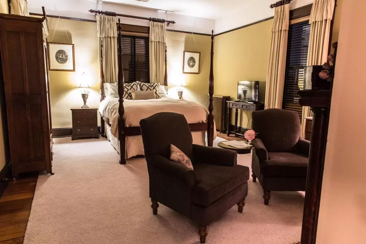 Queen Room in Double Oaks Bed & Breakfast Queen Room in Double Oaks Bed & Breakfast