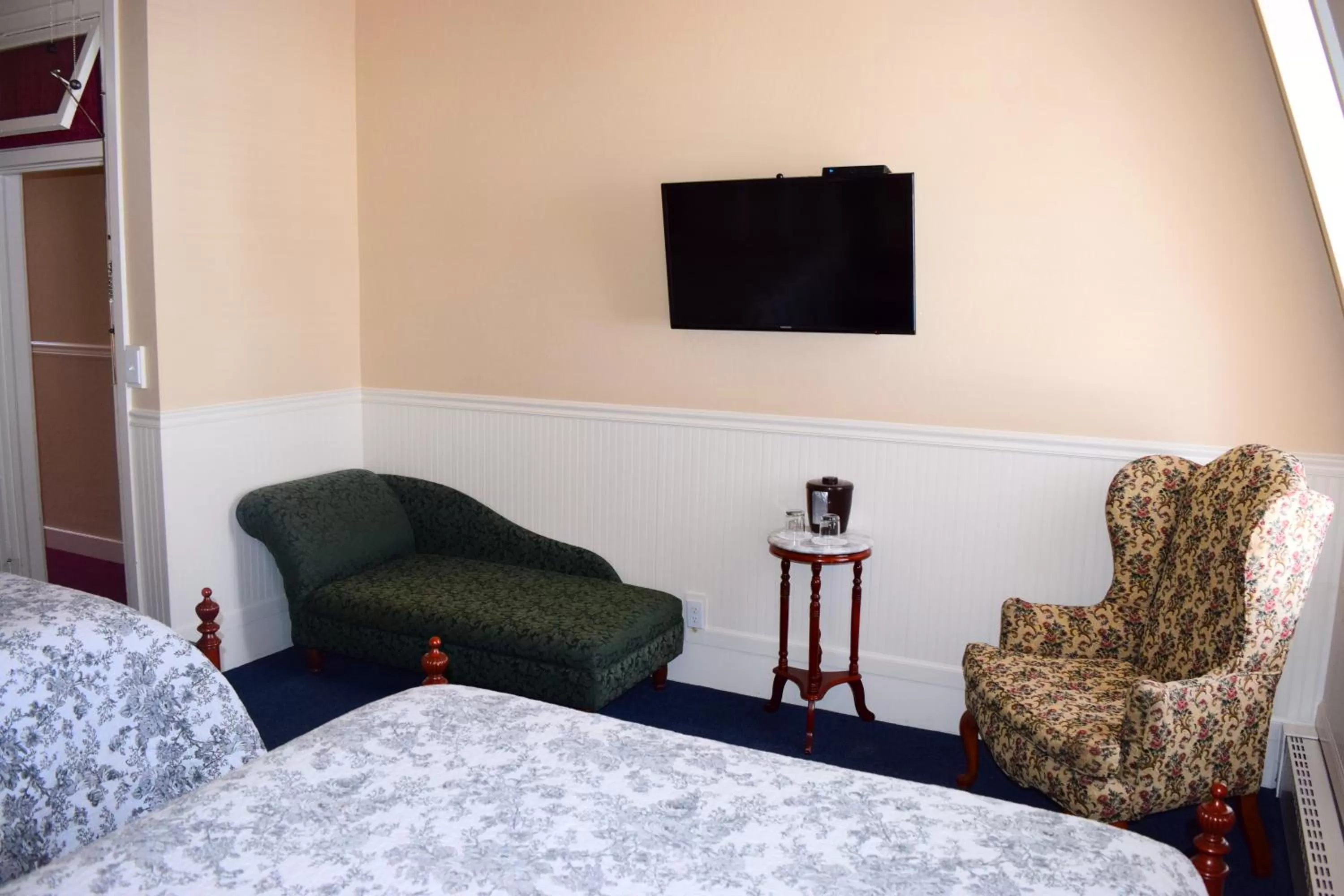 Bed in Grand Imperial Hotel