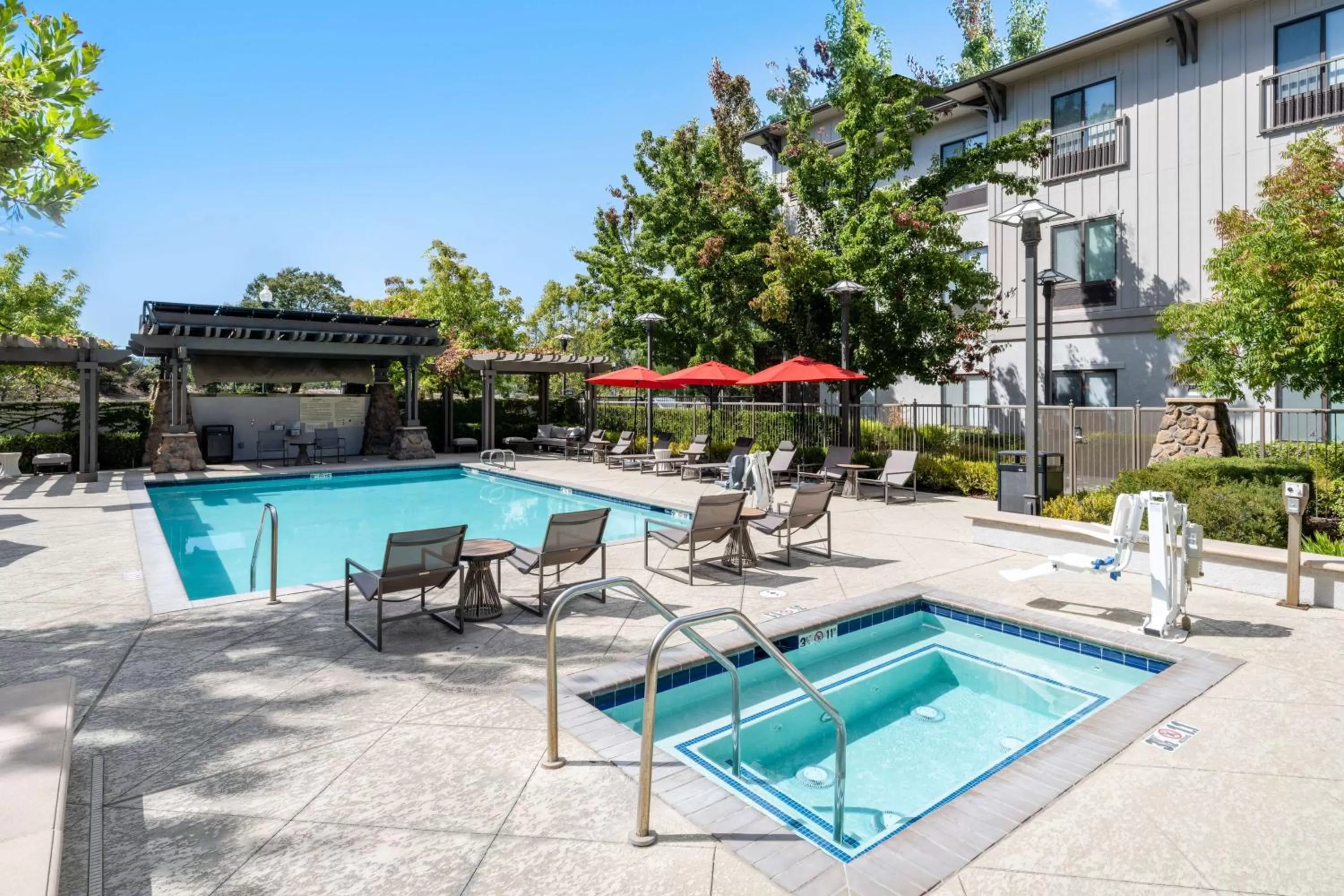 Pool view in Hampton Inn & Suites Windsor-Sonoma Wine Country