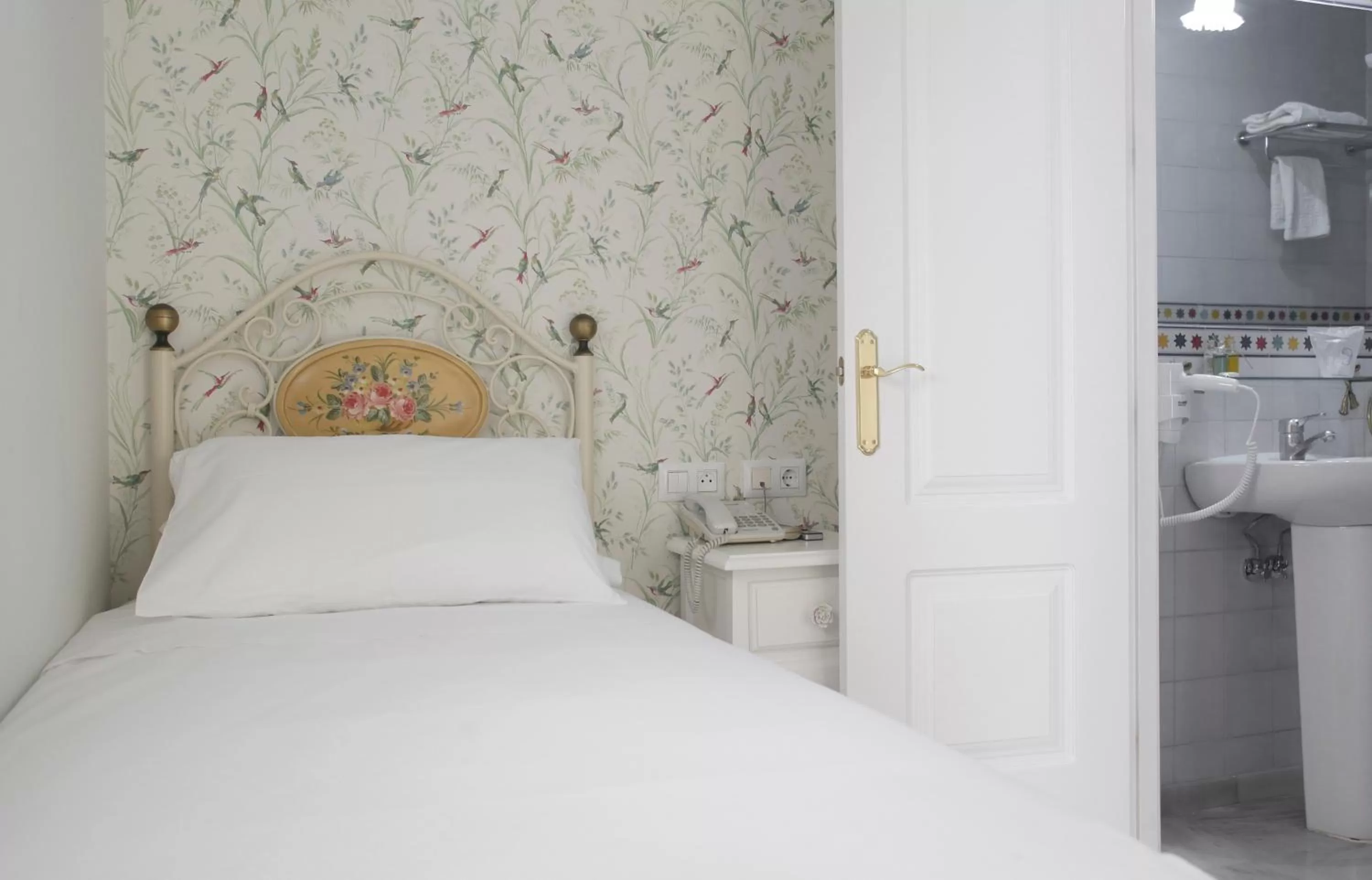 Bed in Basic Hotel Puerta de Sevilla