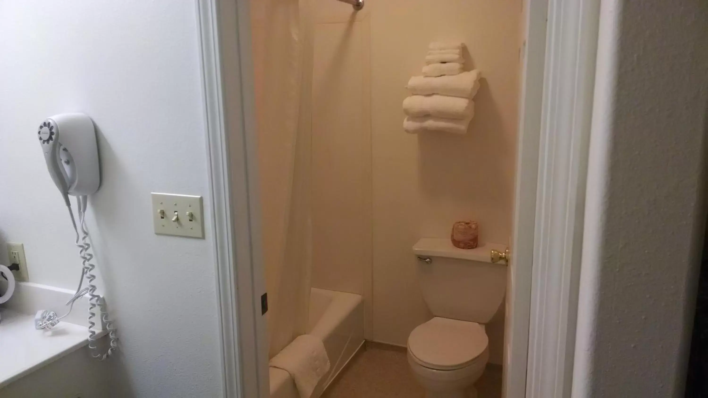 Deluxe Queen Room with Two Queen Beds in The Atomic Blue Motor-Inn Deluxe Queen Room with Two Queen Beds in The Atomic Blue Motor-Inn