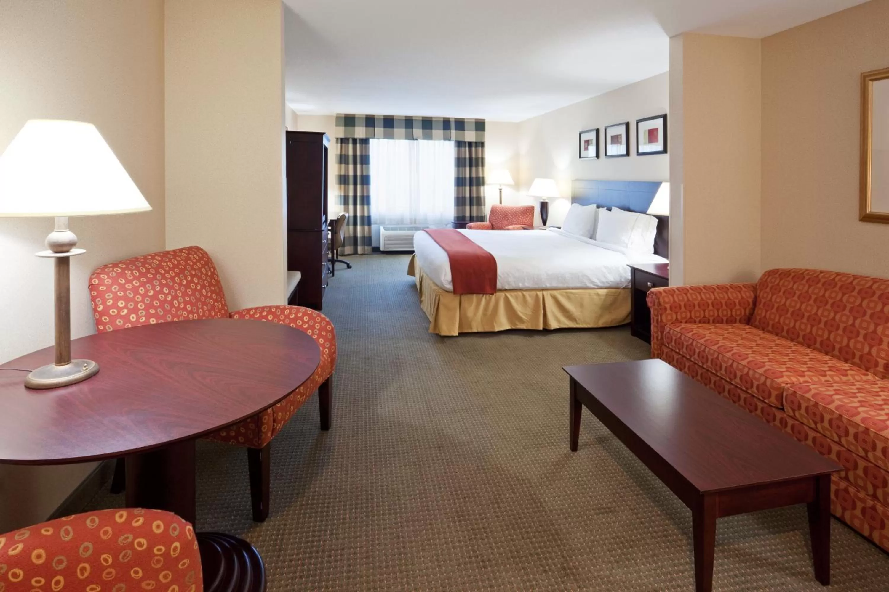 Photo of the whole room, Bed in Holiday Inn Express Hotel & Suites Freeport by IHG