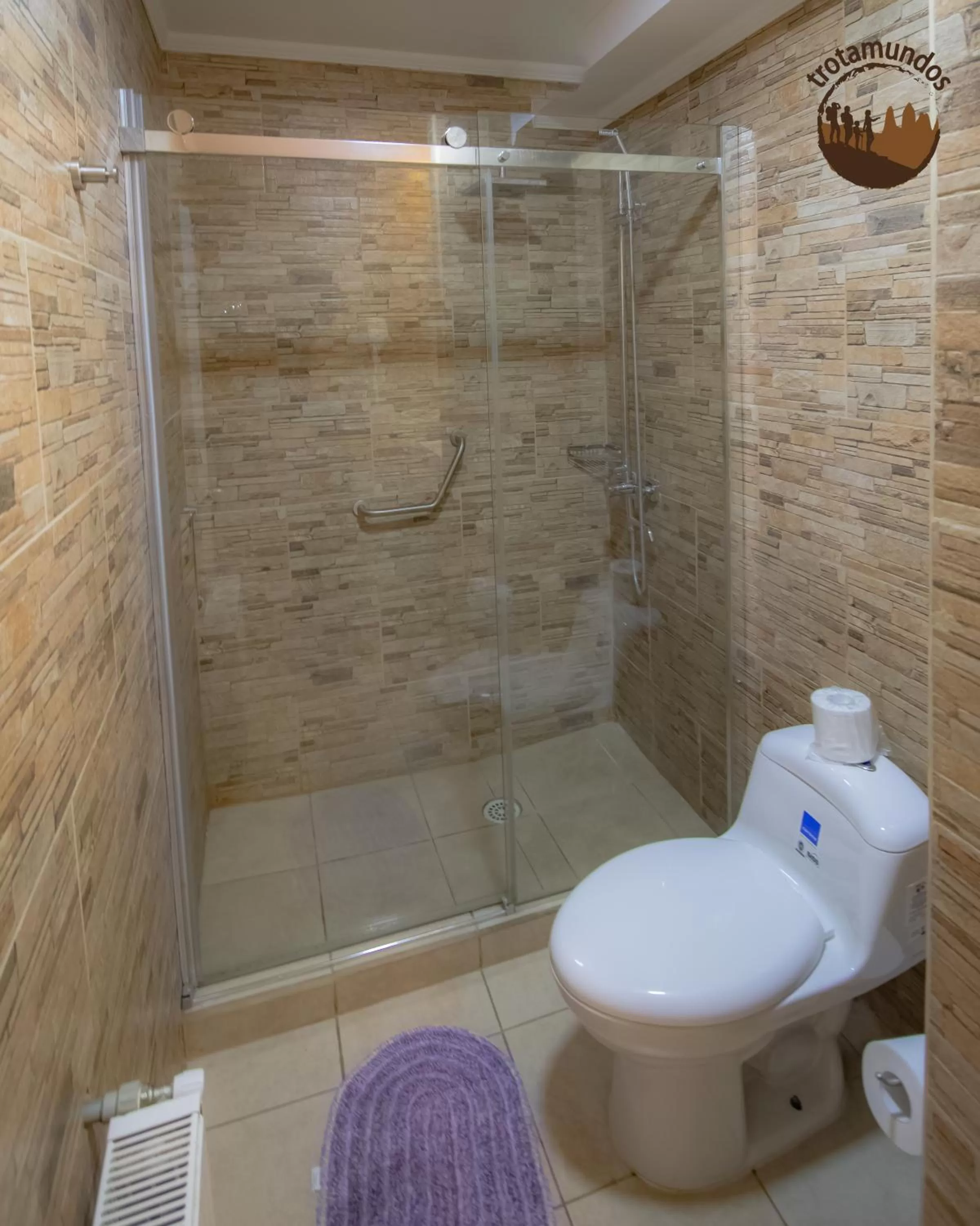 Shower, Bathroom in Trotamundos