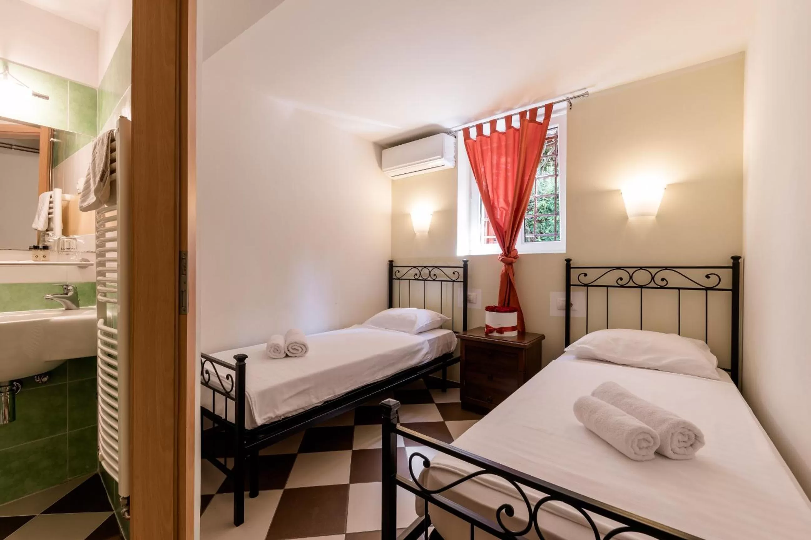 Photo of the whole room, Bed in B&B Miracolo di Mare Retro