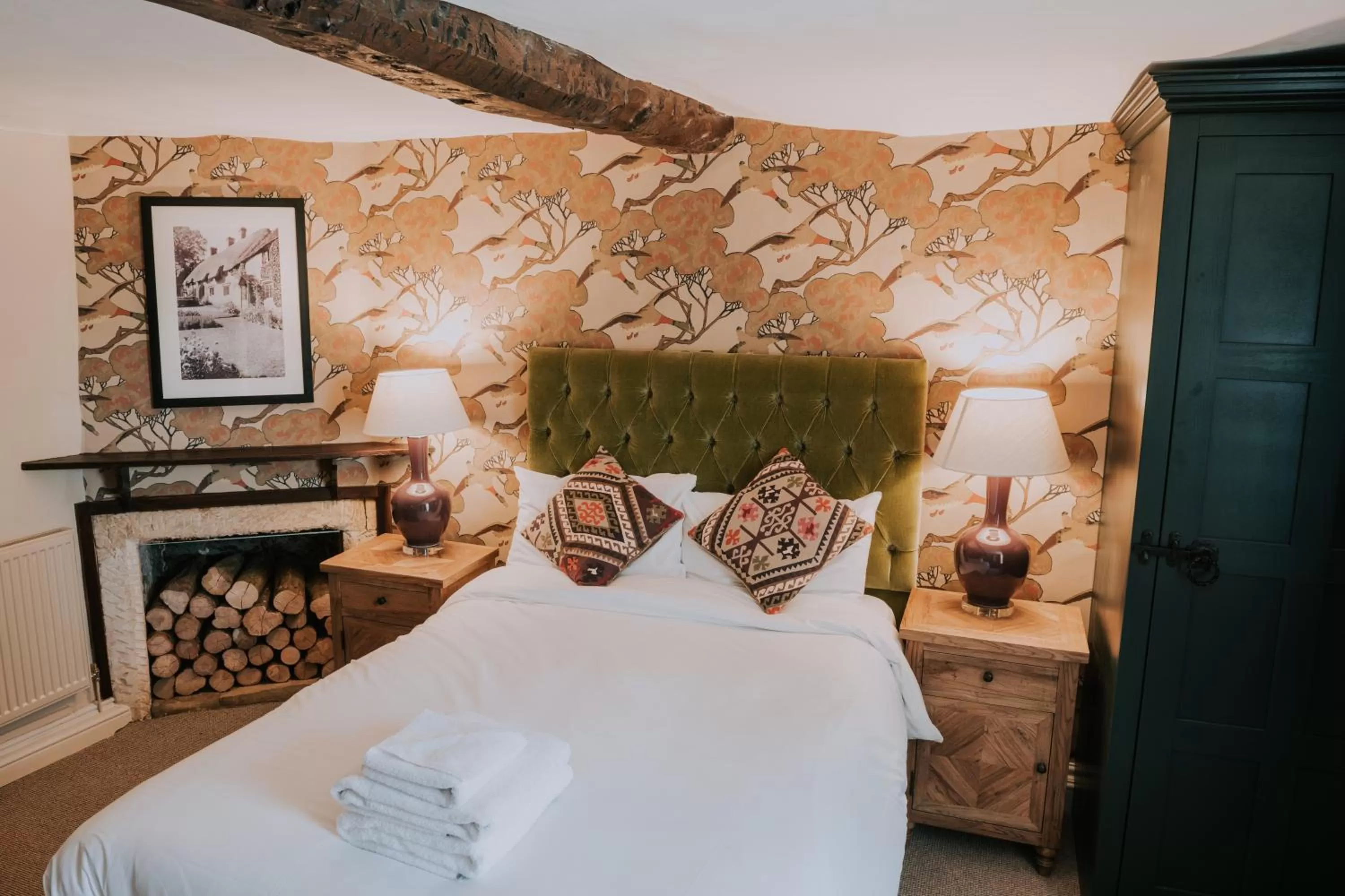 Bedroom, Bed in The Falkland Arms