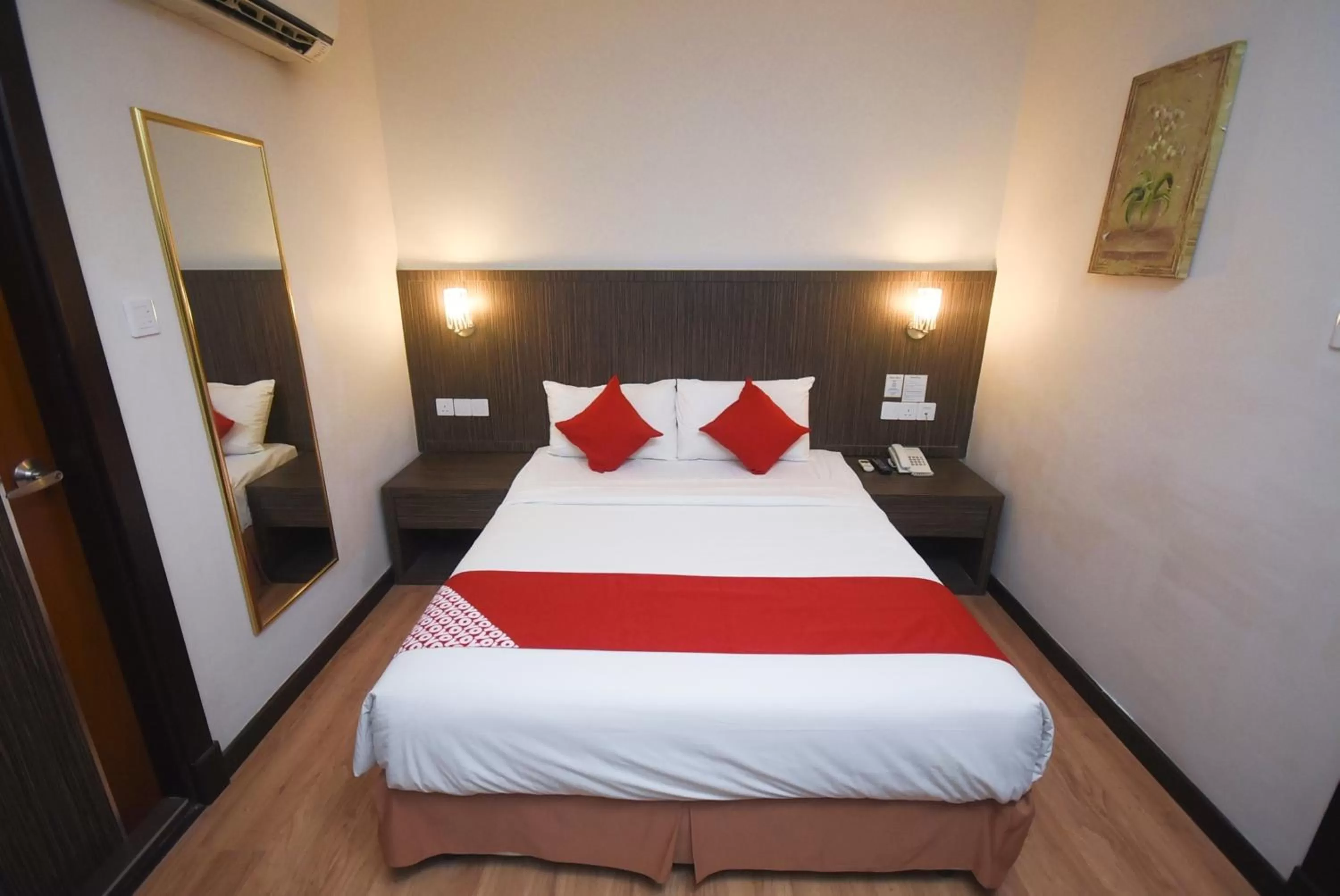 Bedroom, Bed in Super OYO 985 Hotel Nur