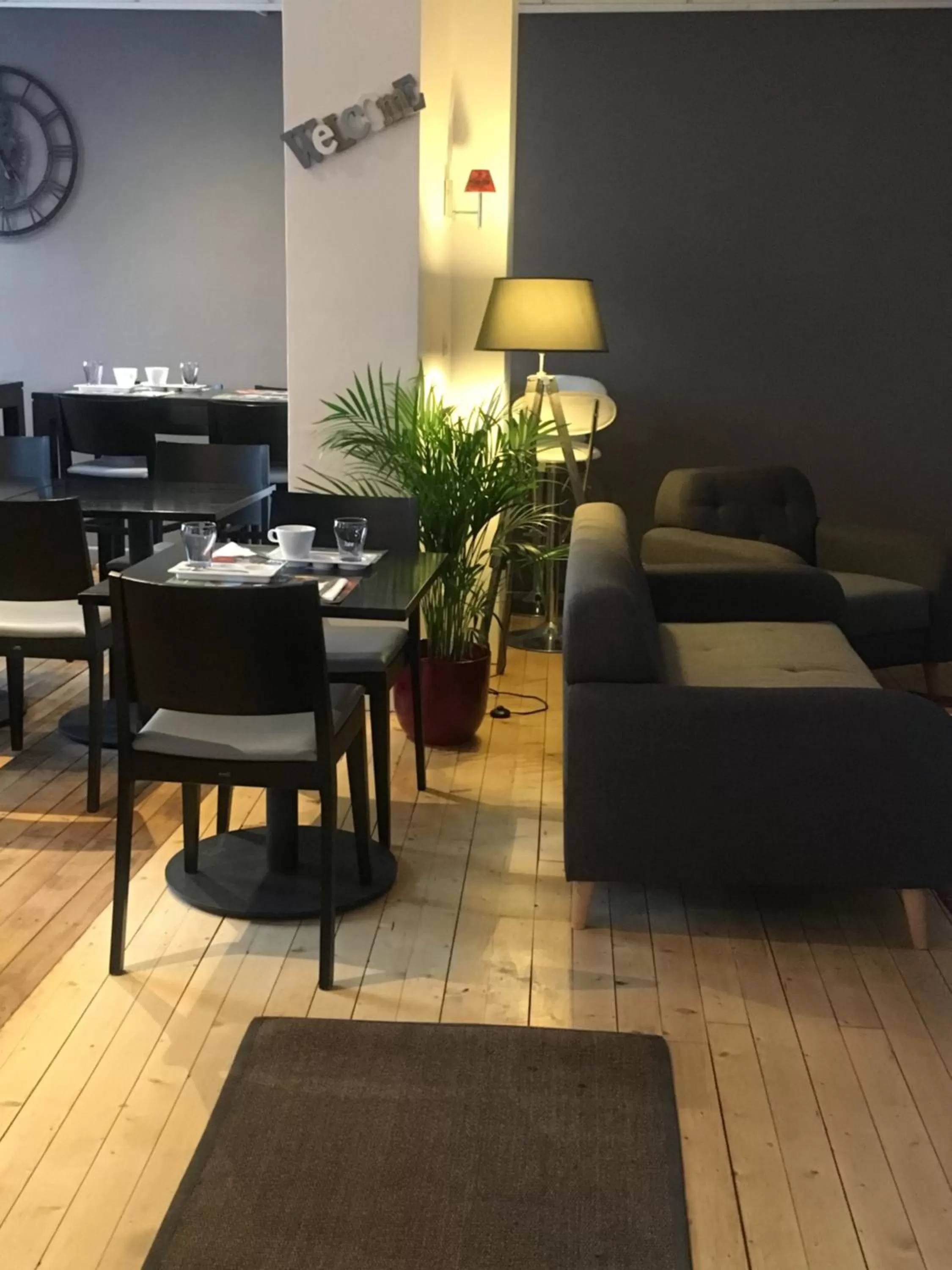 Communal lounge/ TV room in Hôtel Le Biarritz - Vichy