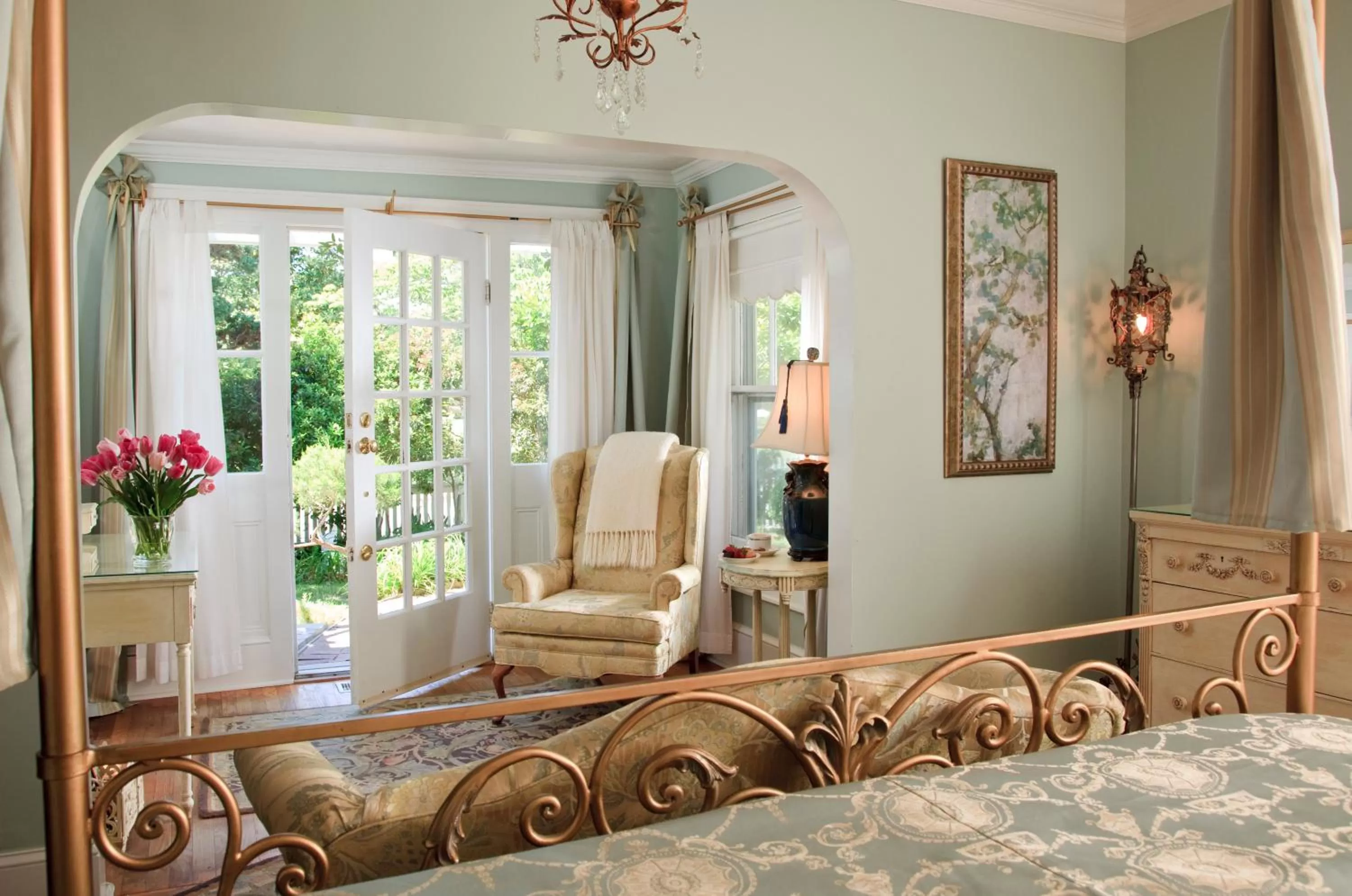 Superior Suite with Spa Bath - Ground Floor in White Doe Inn Bed & Breakfast