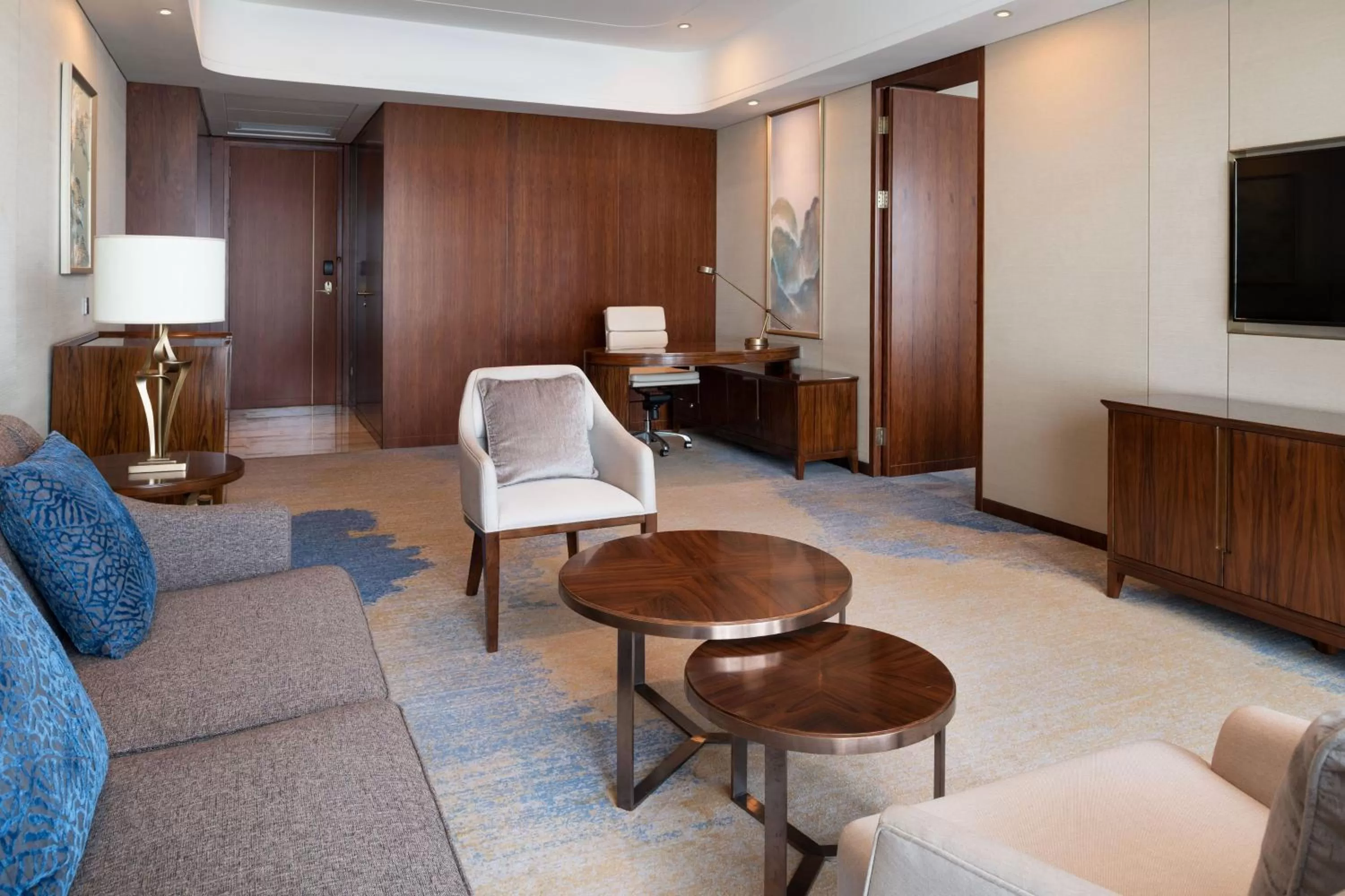 Living room in Sheraton Zhanjiang Hotel