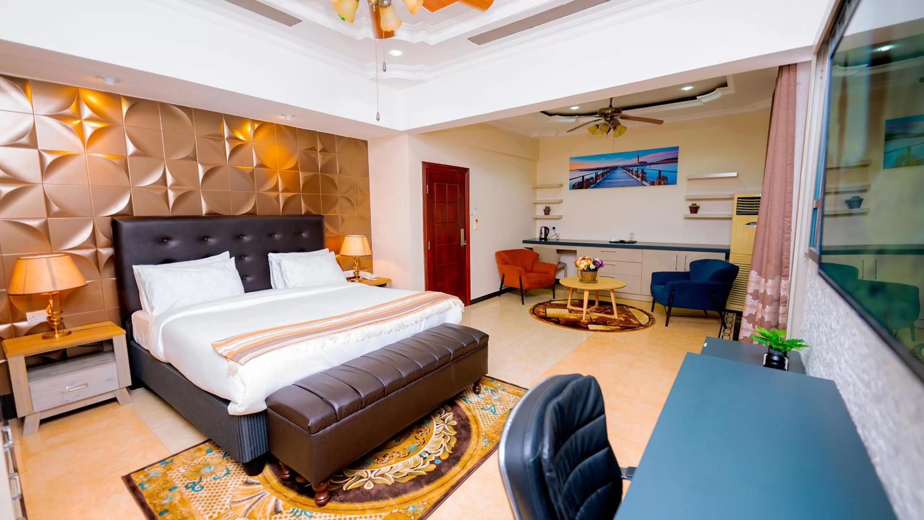 Photo of the whole room, Bed in Lantana Hotel