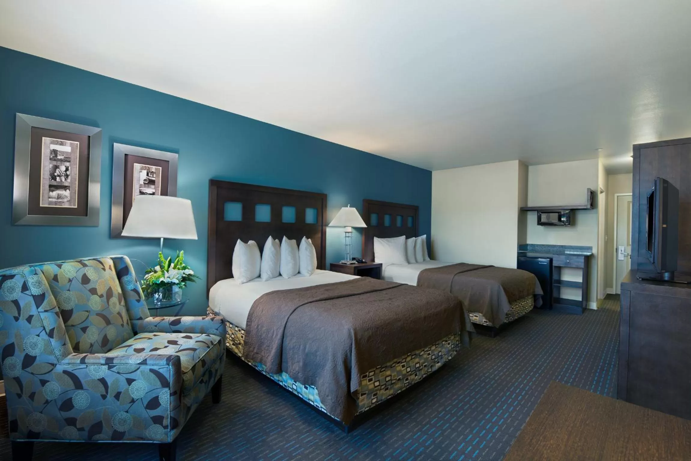 TV and multimedia, Bed in Oxford Suites Silverdale