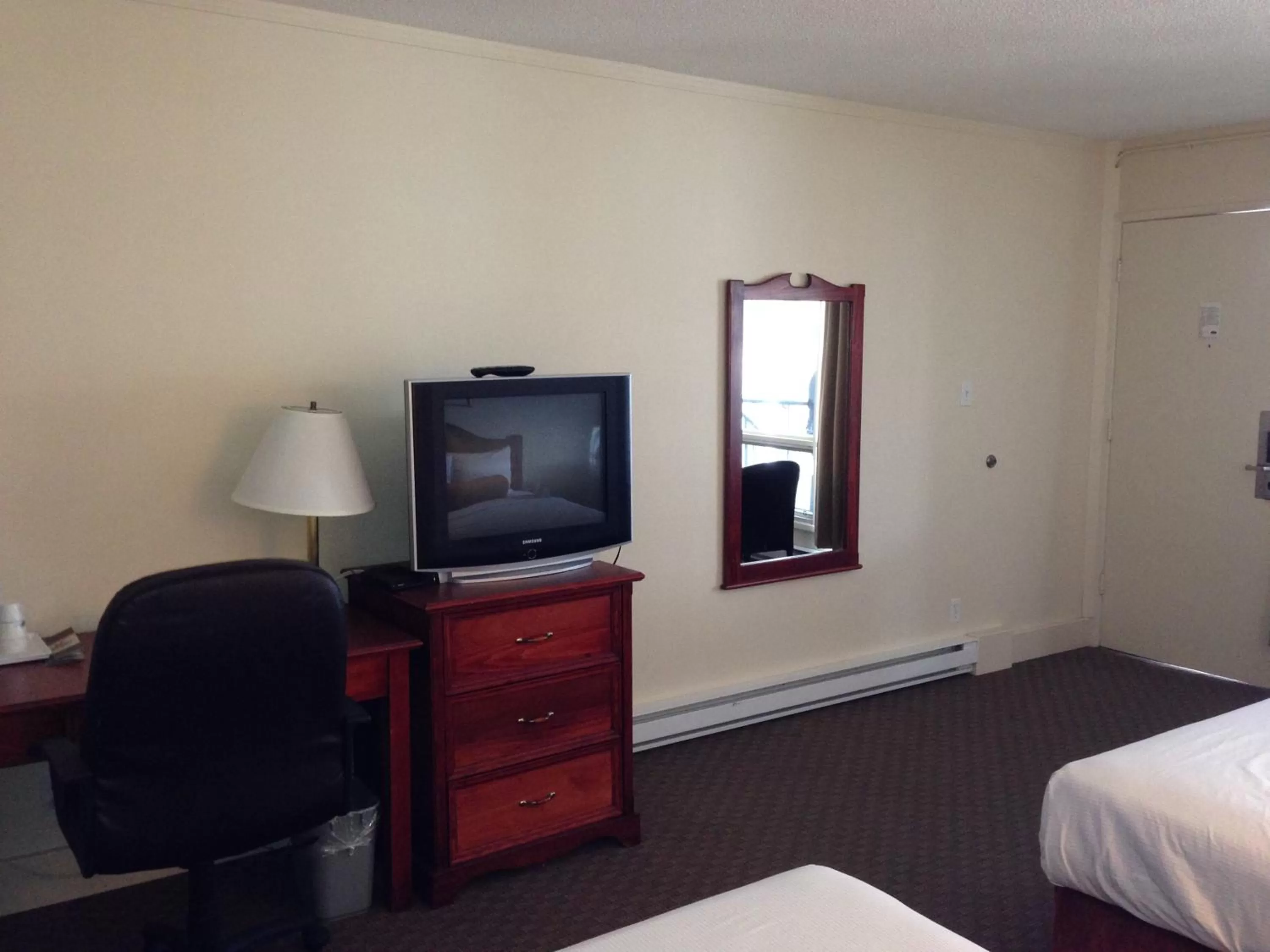 TV and multimedia, Bed in Knights Inn Lethbridge