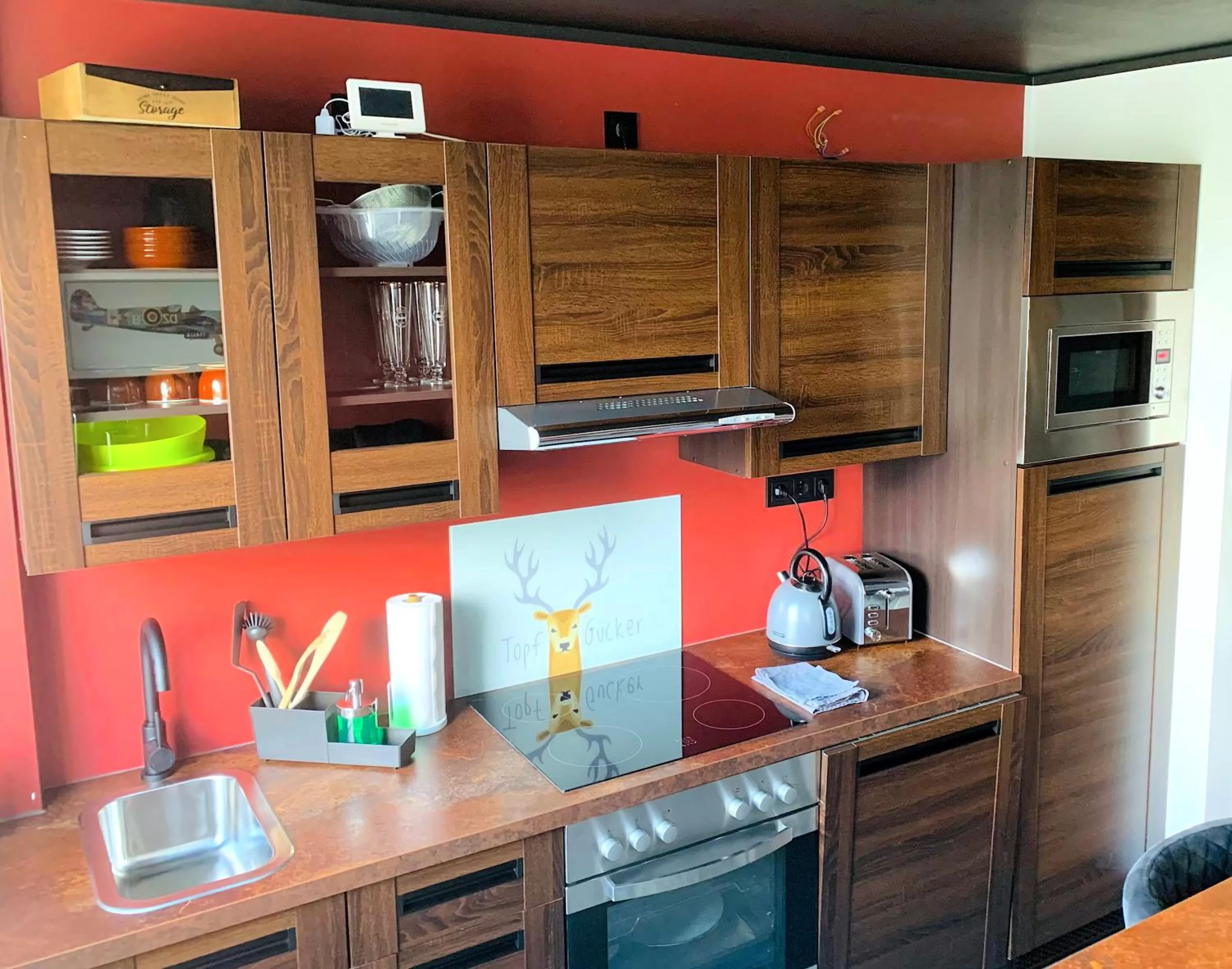 Kitchen/Kitchenette in BESOTEL Mettmann