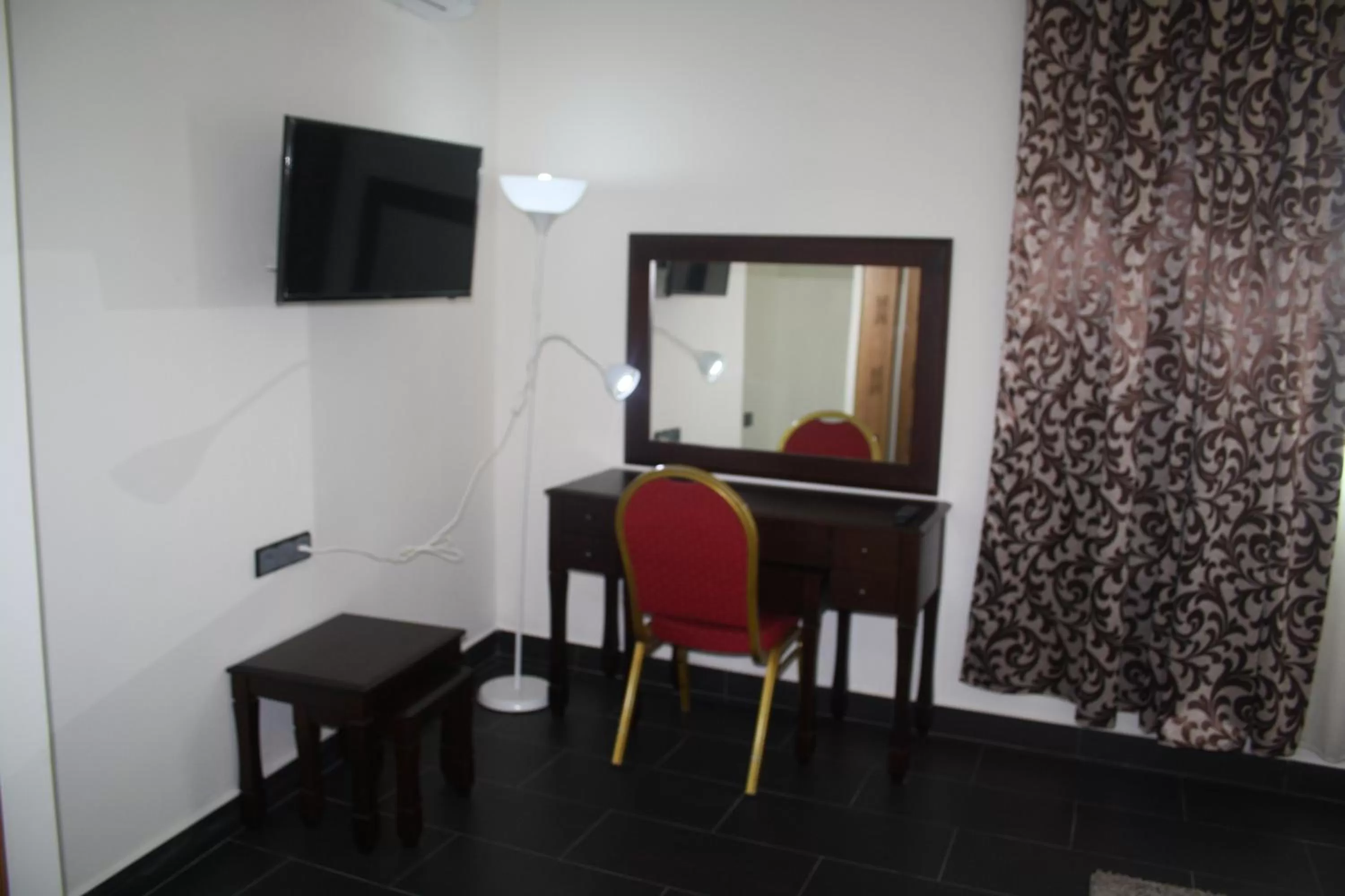 TV and multimedia, TV/Entertainment Center in Hotel Salime Al Khozama