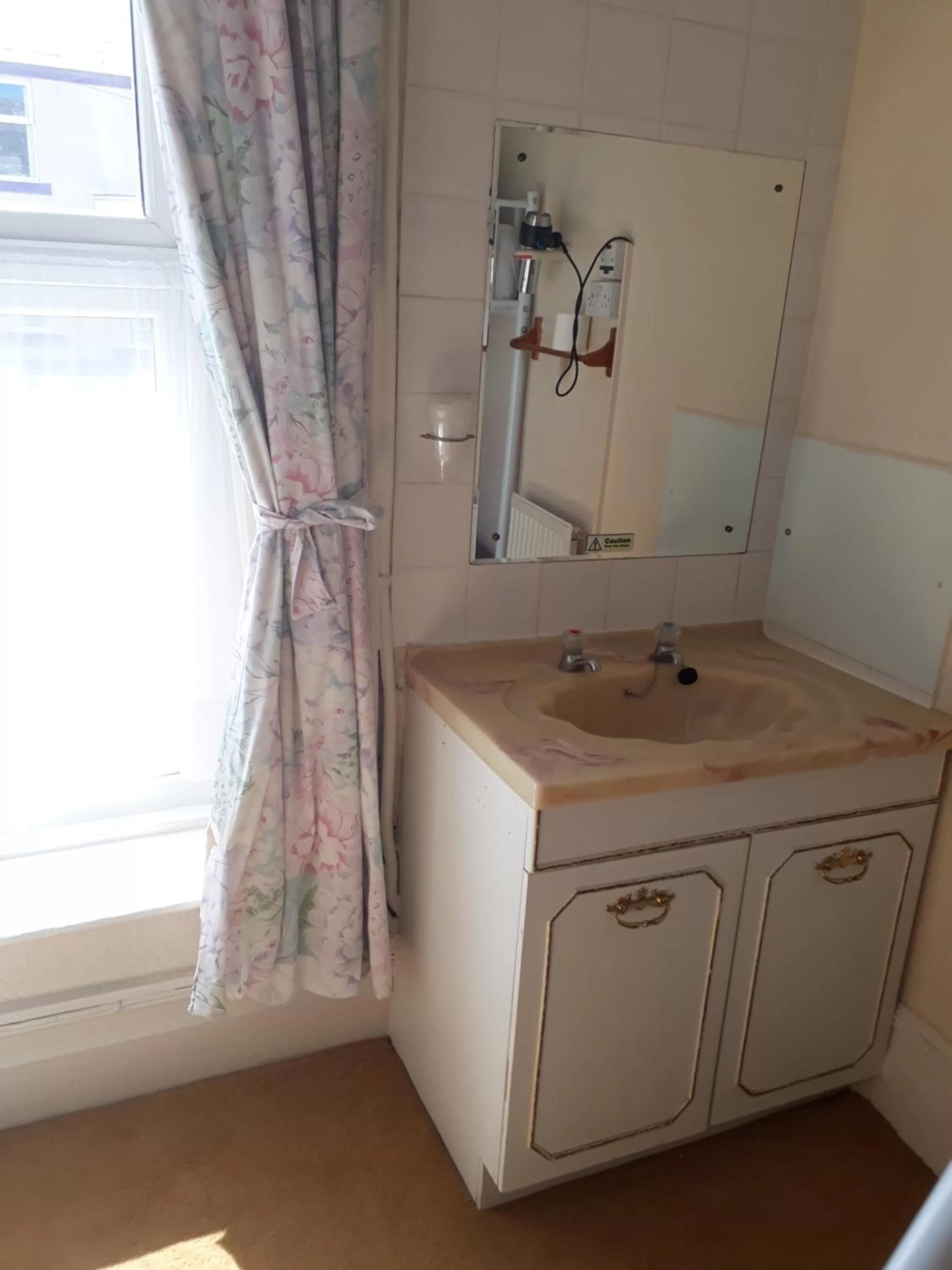 Bathroom in Briny View Hotel