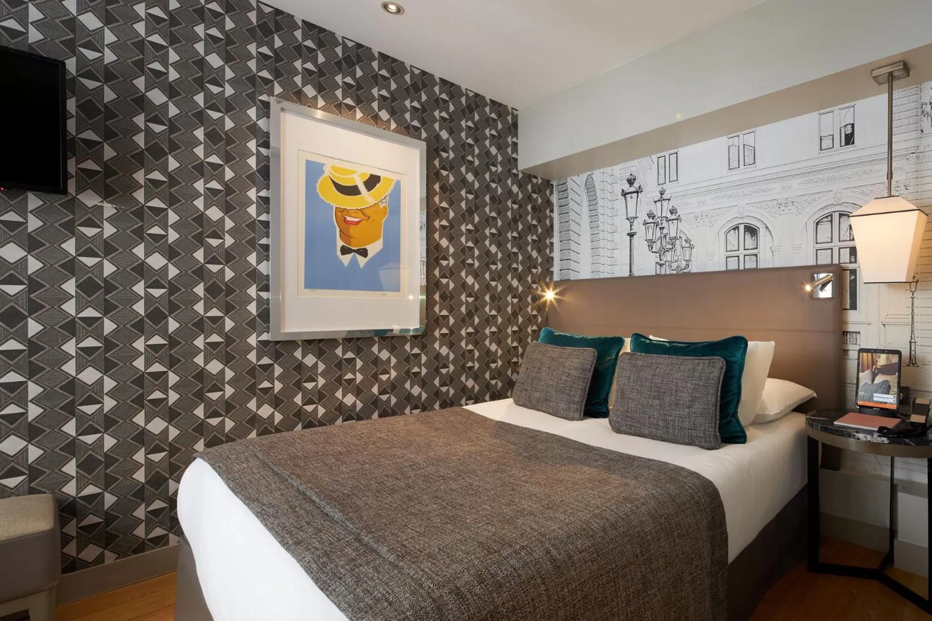 Bed in Hotel La Lanterne & Spa By Timhotel