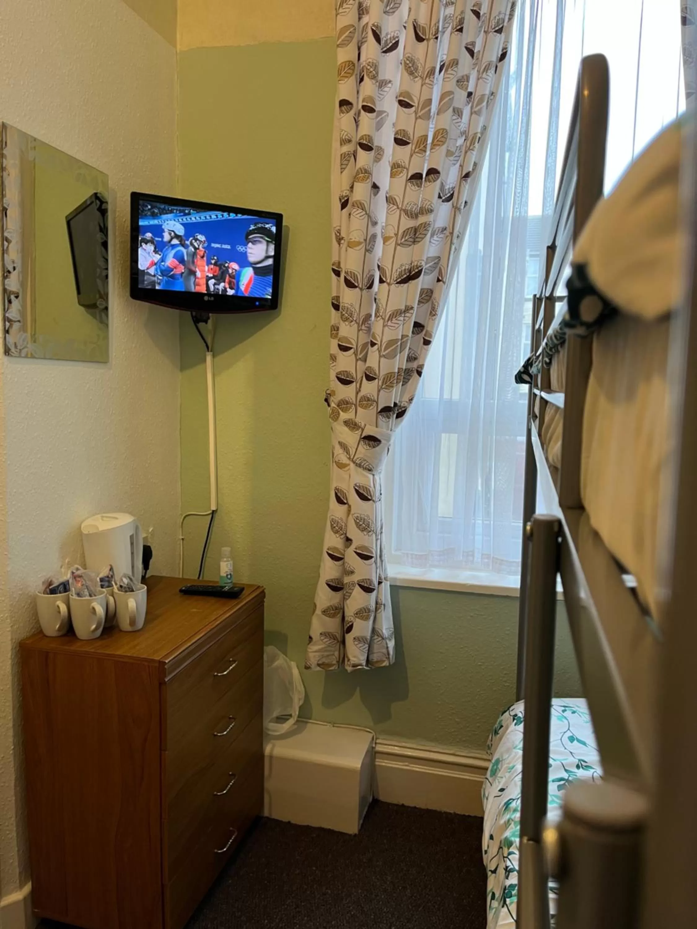 TV and multimedia, TV/Entertainment Center in Alondra Hotel