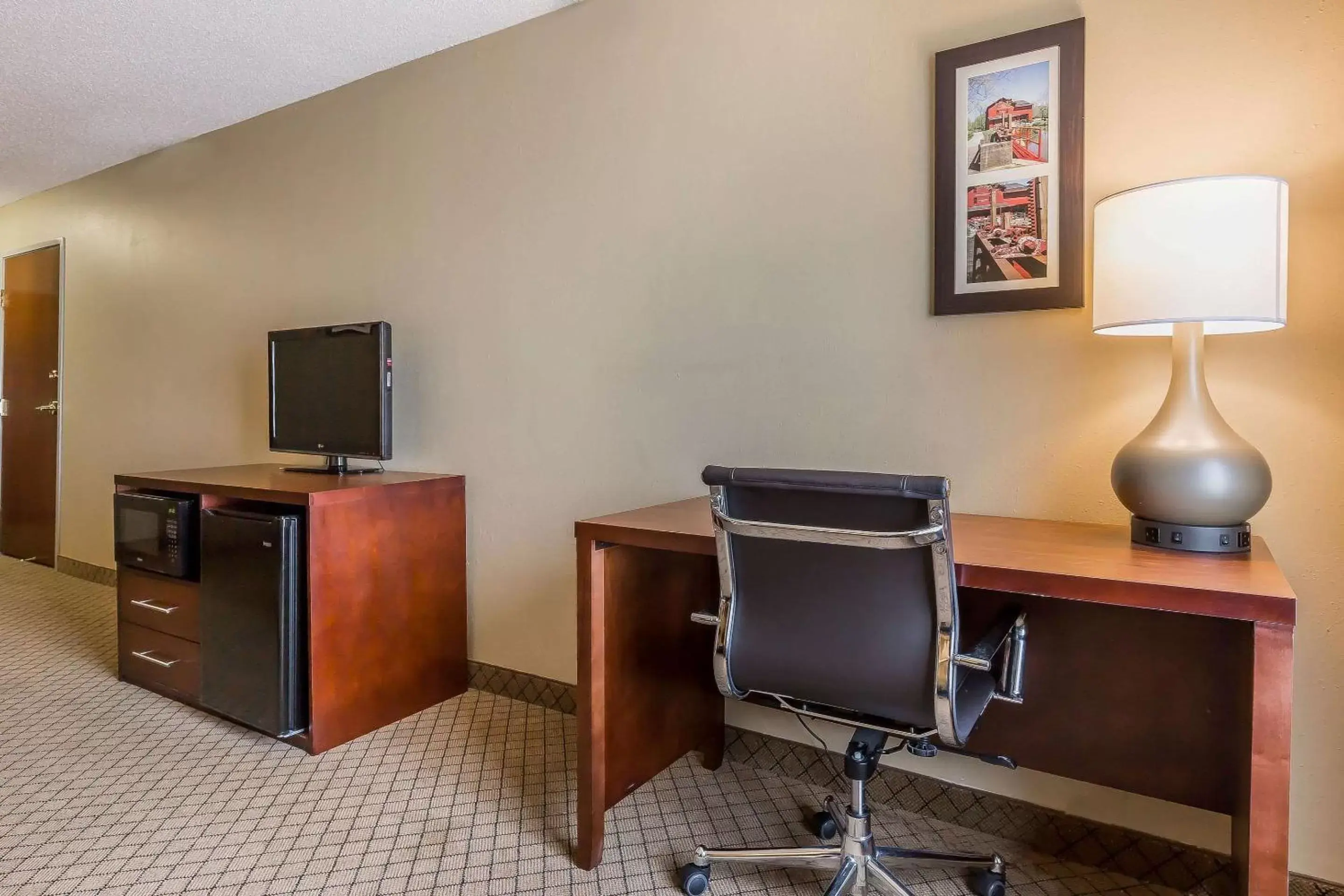 Standard Queen Room with Two Queen Beds and Tub - Accessible/Non-Smoking in Comfort Inn & Suites Mishawaka-South Bend Standard Queen Room with Two Queen Beds and Tub - Accessible/Non-Smoking in Comfort Inn & Suites Mishawaka-South Bend