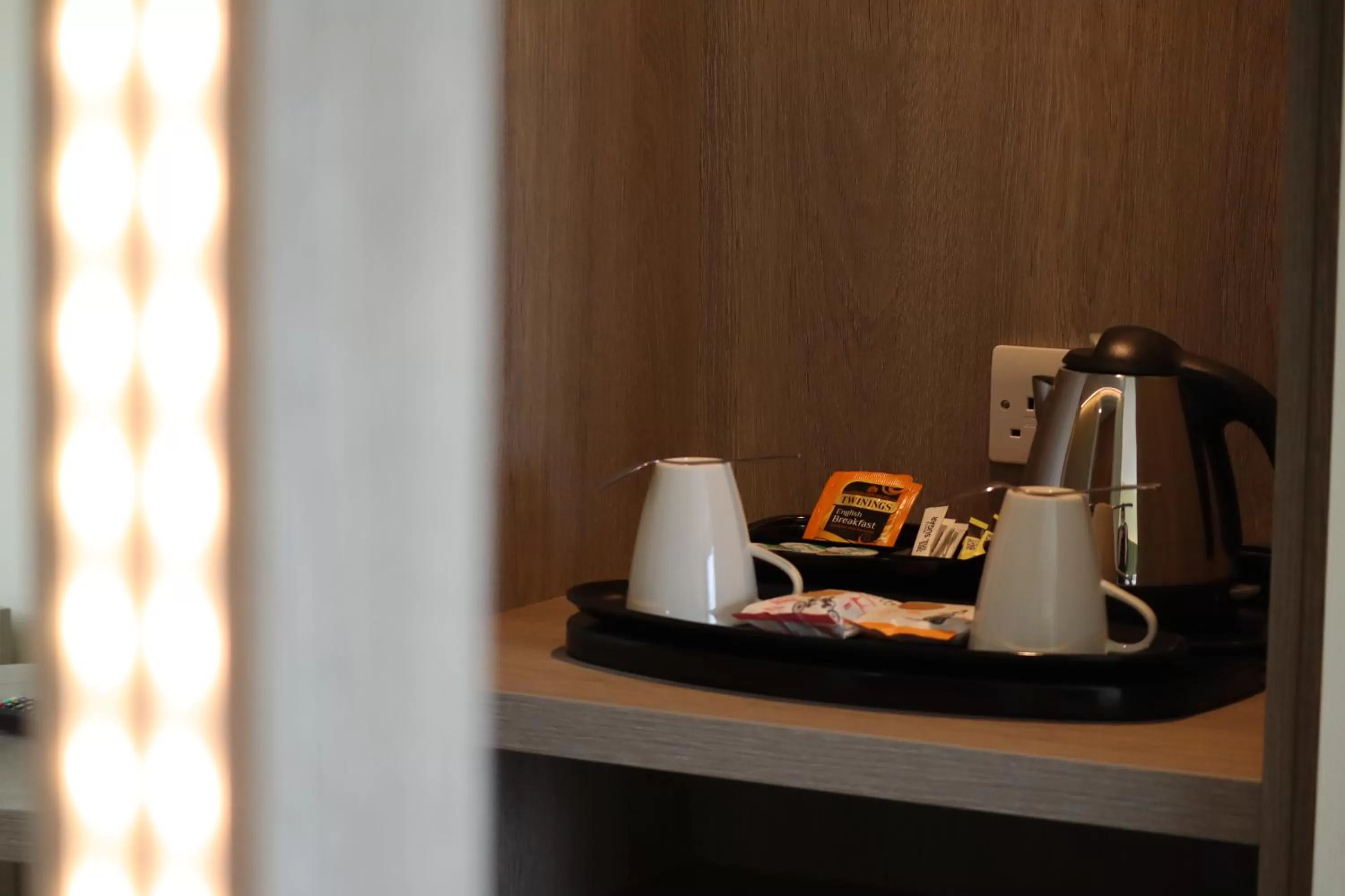 Coffee/tea facilities in Hellidon Lakes Hotel