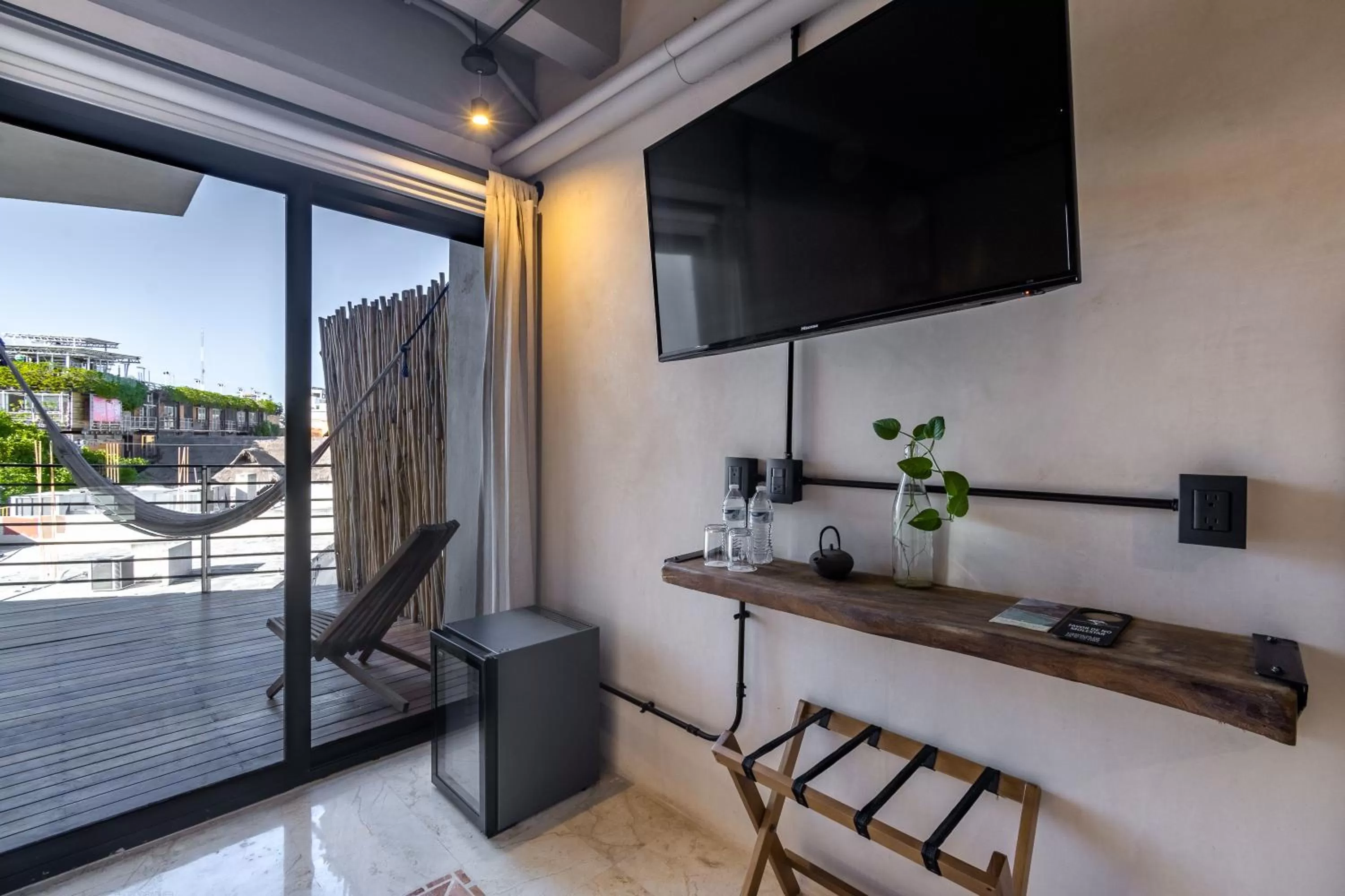 TV and multimedia in Caribbean Paradise Hotel & Spa - 5th Avenue