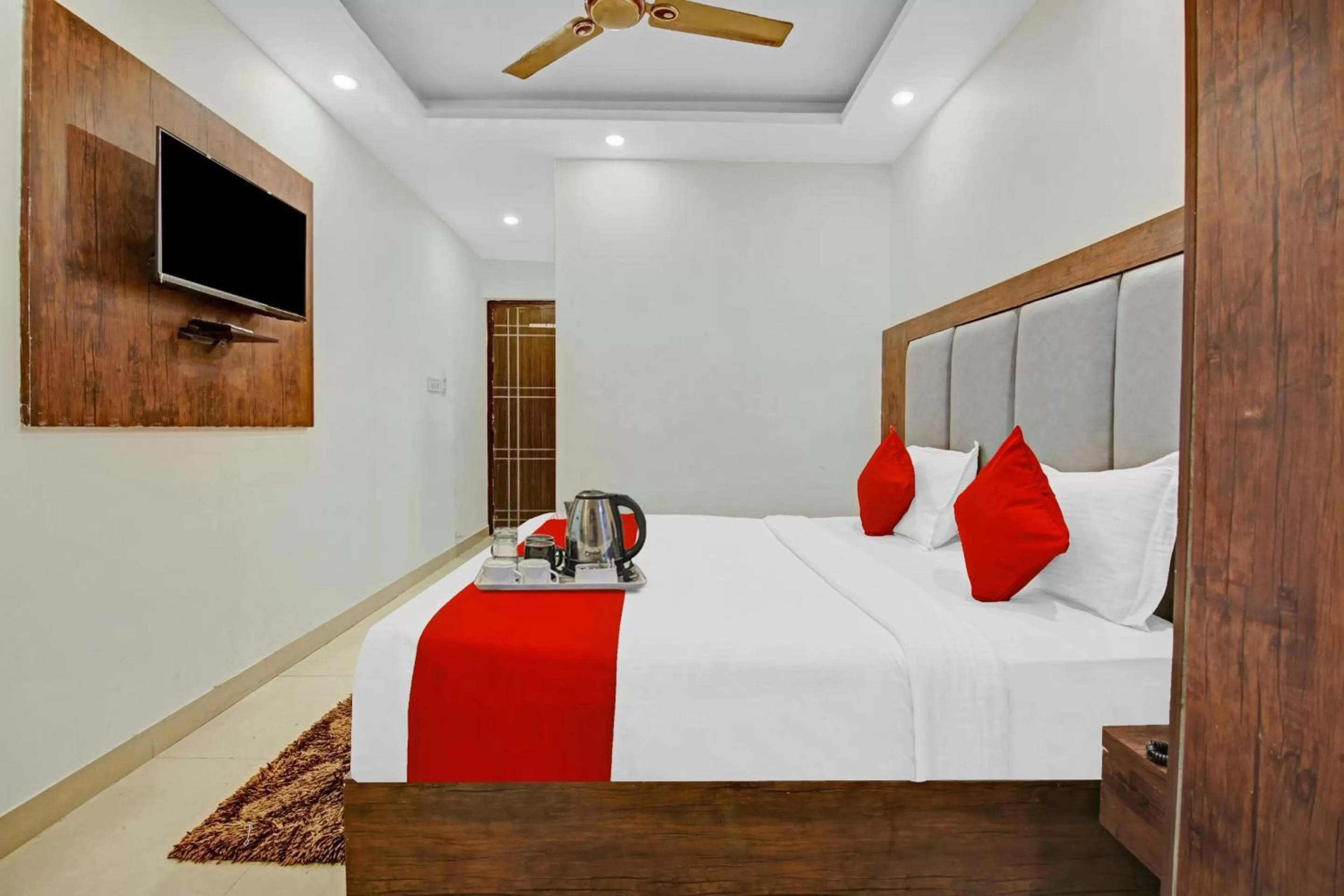 Bedroom, Bed in Super OYO Flagship Hotel Tez Plaza