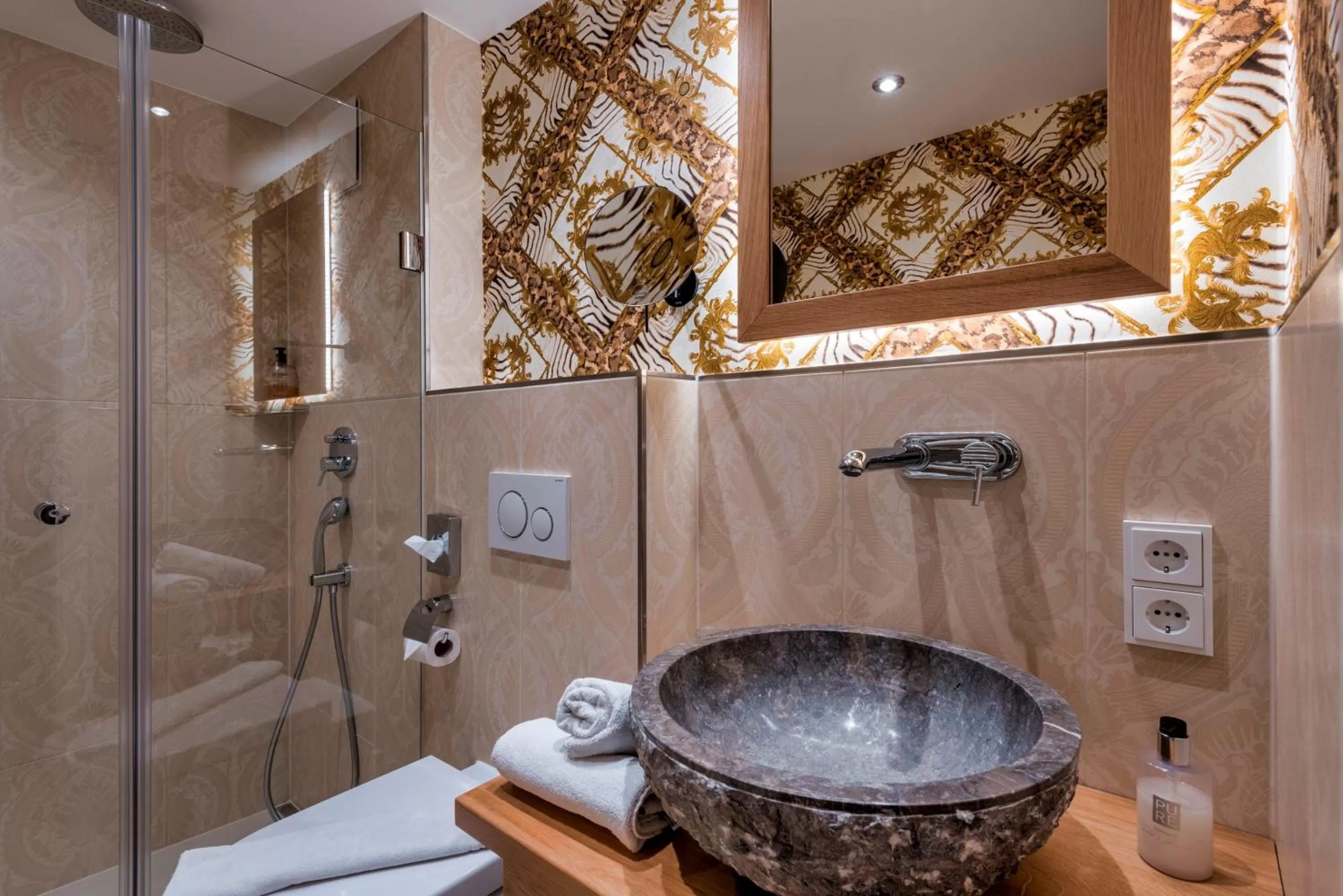 Bathroom in Hotel Schäfflerwirt