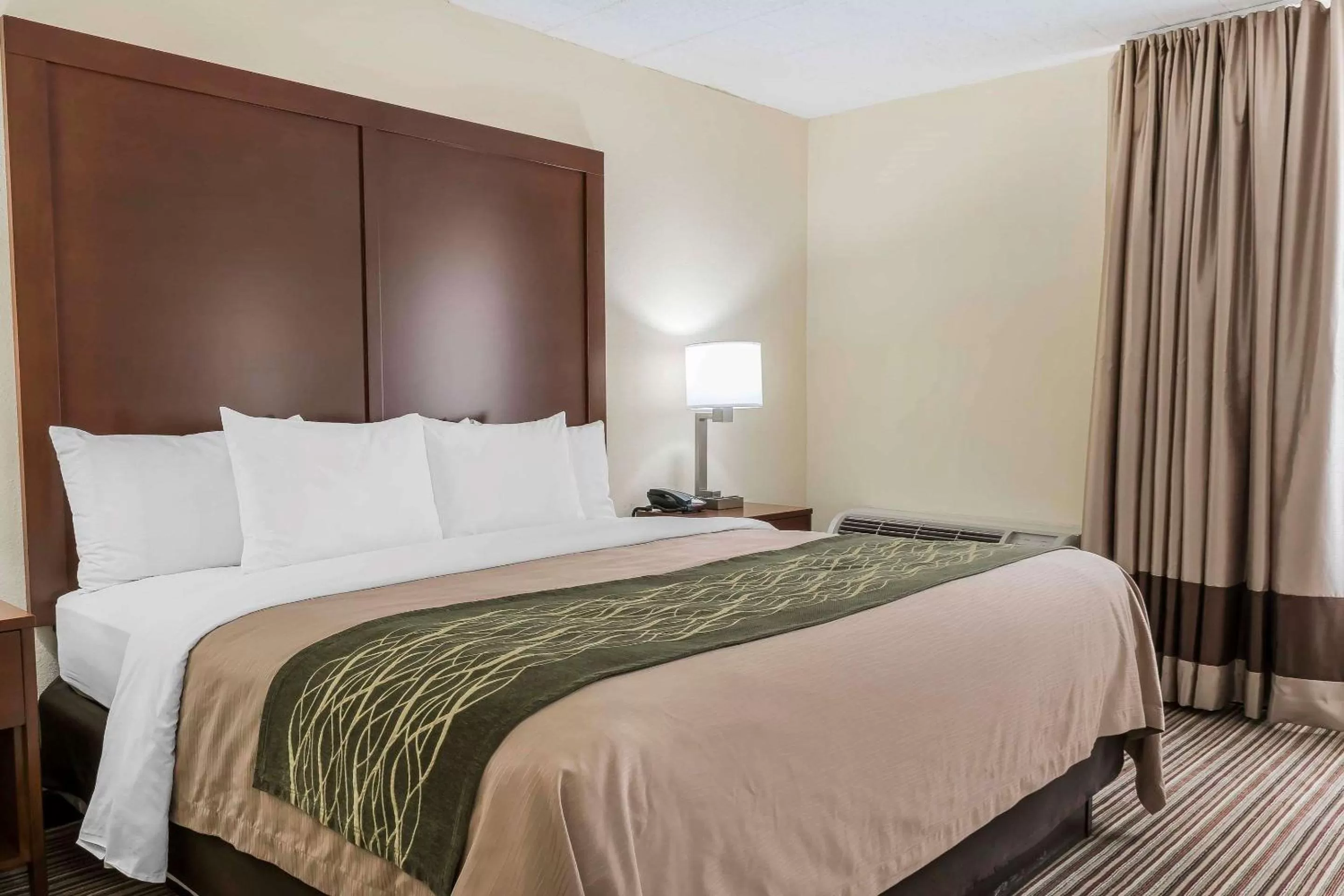 Photo of the whole room, Bed in Comfort Inn - Pocono Mountains