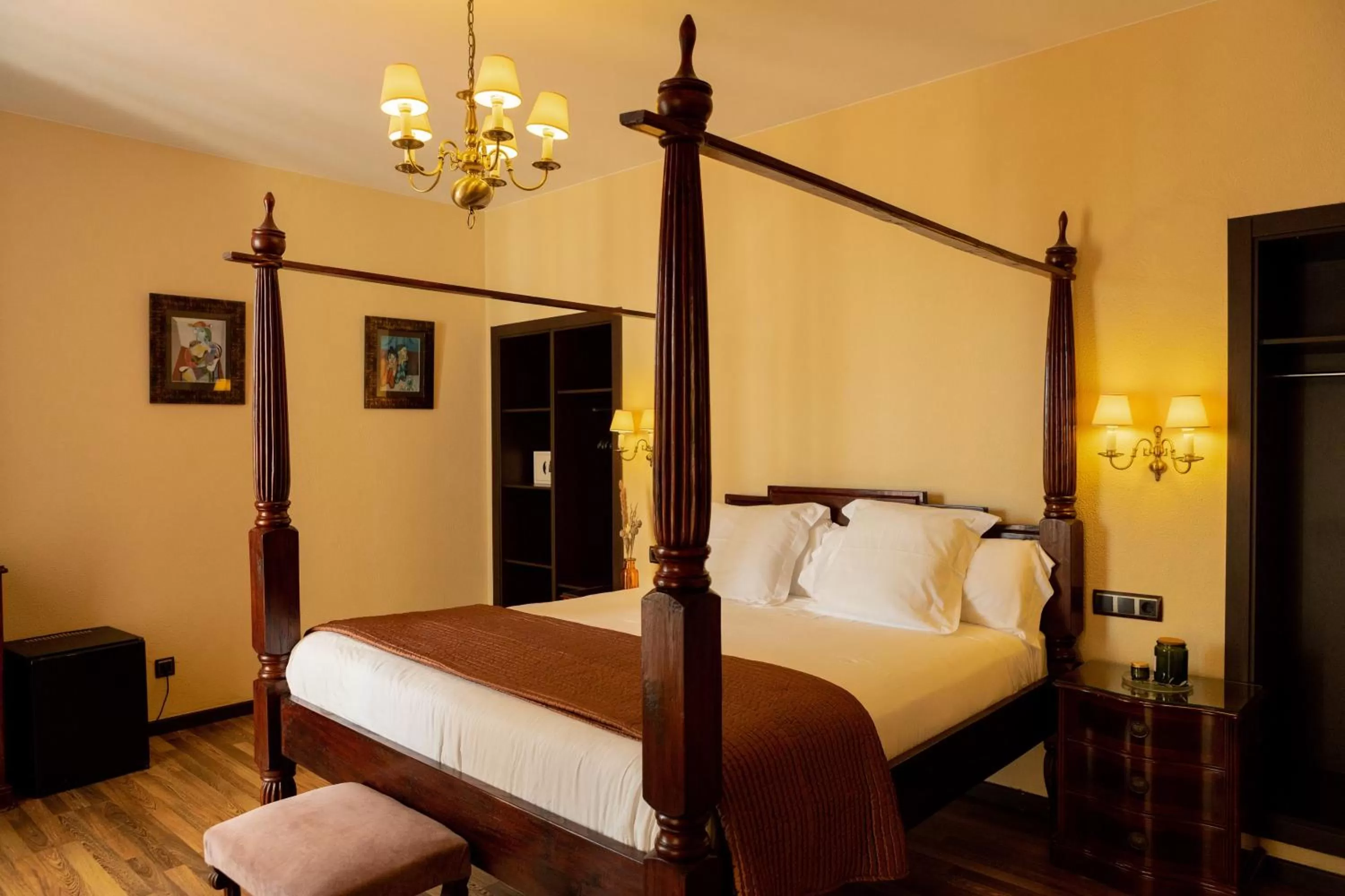 Photo of the whole room, Bed in Hotel Roger de Flor by Seleqtta