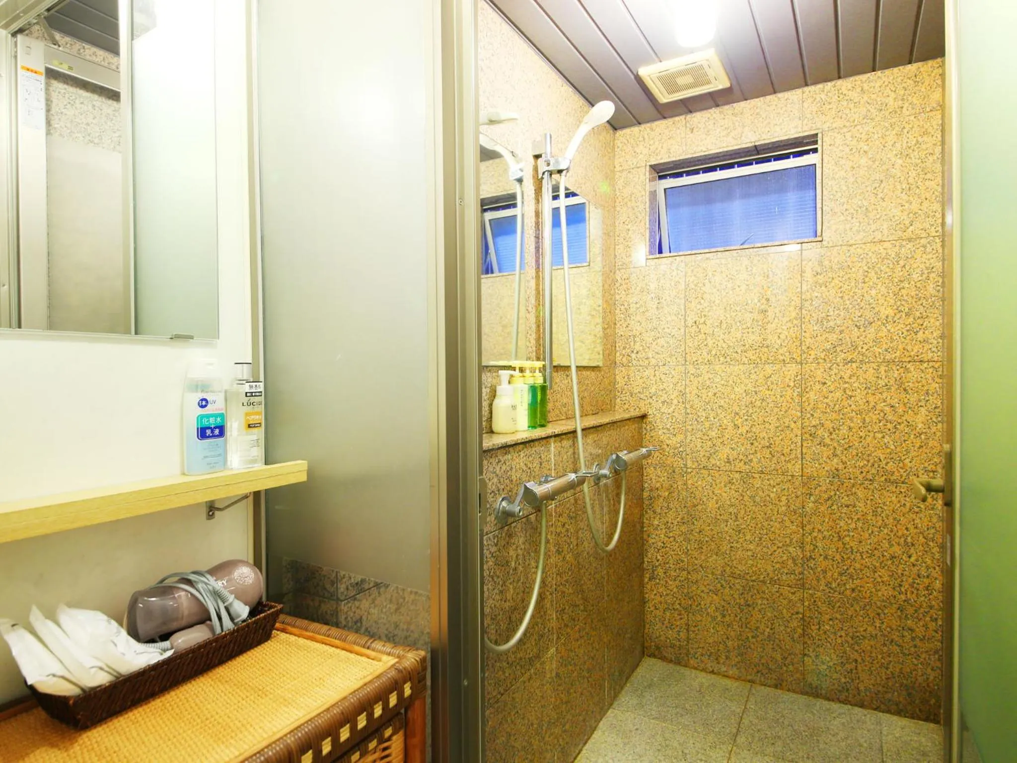 Shower in Ryokan Kamogawa Asakusa