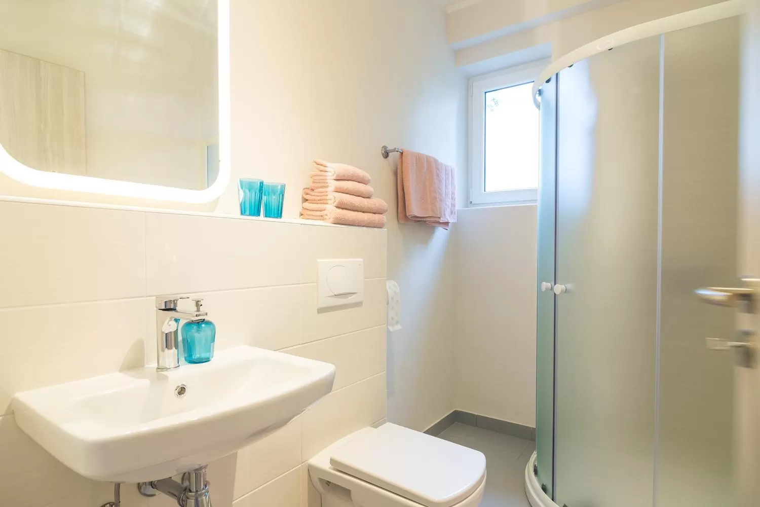 Shower, Bathroom in HOP HOUSE Garni Hotel