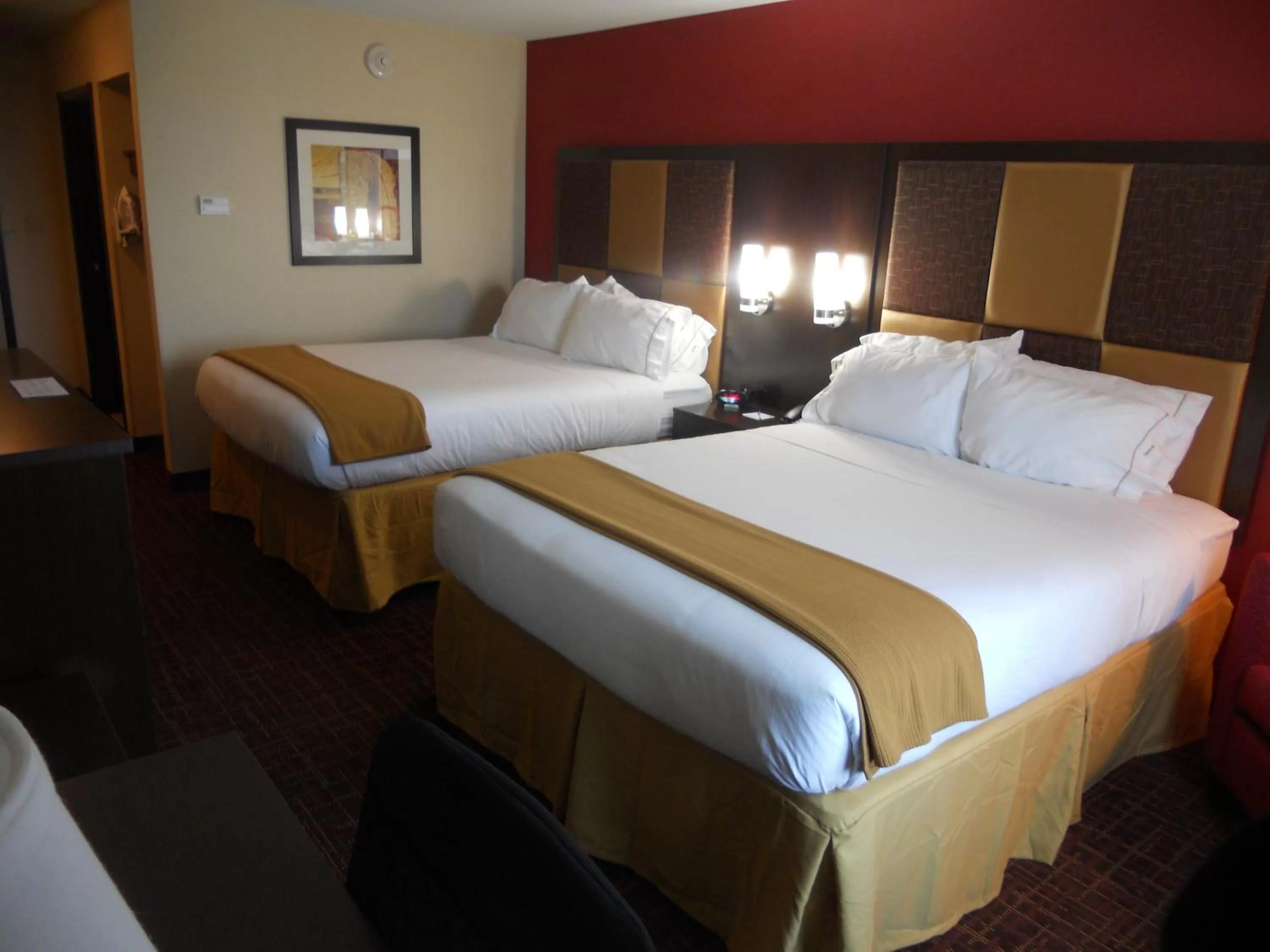 Photo of the whole room, Bed in Holiday Inn Express Greensburg by IHG